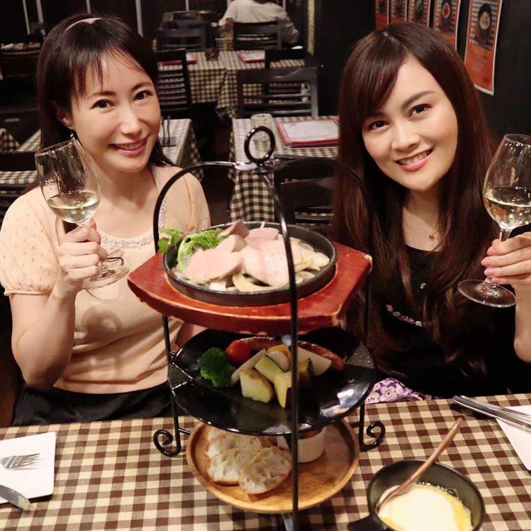 野本愛さんのインスタグラム写真 - (野本愛Instagram)「昨日は新宿にあるチーズフォンデュ専門店「安藤ファーム（@andofarmfondue）」さんでディナーしたよ😊❤️❤️ . 「今まで食べたチーズフォンデュの中で1番おいしい❣️❣️」 . 「何度も通いたくなる❣️❣️」 . 「チーズ好きな女性連れて行ったらモテる❣️❣️」 . お店だったよ🥰✨✨ . チーズフォンデュの種類が21種類もあって、 選ぶの楽しすぎた😍💕 . 私が頼んだ安藤ファームオリジナルのチーズフォンデュは、5種類のチーズが入って、 濃厚で贅沢❤️ . なのにくどくないの😍😍 . ラクレットチーズも豚肉にたくさんかけてもらったよ❤️ . あと、石焼チーズリゾットもいろいろな種類があって、トリュフのチーズリゾットを頼んだら、 トリュフの香りが良くて最高だった🥰🥰 . 自家製のパスタももちもちしていて、美味しかったな💕 . ご夫婦で営業してるお店で、ご主人が野菜ソムリエで奥さんがパティシエだから、 フォンデュする野菜もめちゃくちゃおいしいし、 デザートも本格的💕 . 私が頼んだリンゴのタルトタタンは、 食後のデザートだけでなく、 カフェタイムにも楽しみたいくらい✨ . お店の雰囲気もアットホームだし、 1時間1080円で赤ワイン、白ワイン飲み放題だよ😍🍷 . ワインも飲みやすくて、チーズにぴったりだった🧀💕 . 女子会でまた行きたいなー❤️ チーズ好きは行くべし😘👍🧀 . #安藤ファーム #チーズフォンデュ #ラクレットチーズ #チーズリゾット #トマトソースパスタ #タルトタタン #新宿グルメ #新宿ディナー」11月19日 19時14分 - himemode