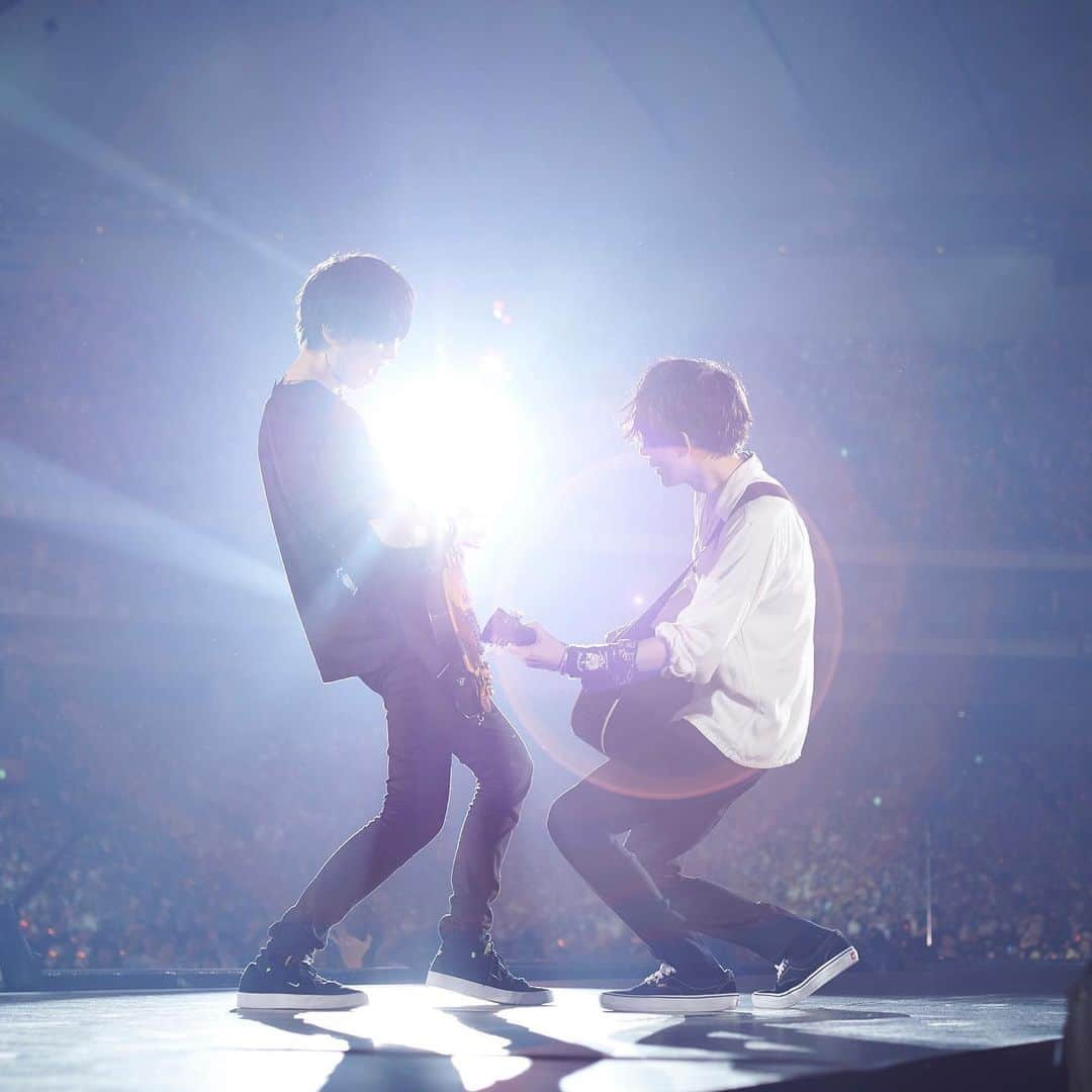 BUMP OF CHICKENさんのインスタグラム写真 - (BUMP OF CHICKENInstagram)「#BUMPOFCHICKEN TOUR 2019 #auroraark at TOKYO DOME Photo by @yoshiharuota」11月19日 19時15分 - bumpofchickenofficial