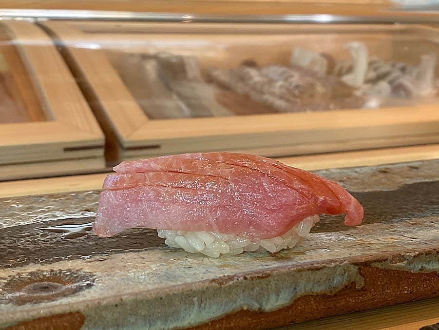 戸田英志さんのインスタグラム写真 - (戸田英志Instagram)「六本木ヒルズ 六緑 お寿司といえば常にここ。 上品なしゃりにむらさきの塗られた ネタが絶妙に絡み合う。 20貫で約¥50,000-。 回転寿司なら10皿で¥50,000- という事になる。 1皿¥5,000-の回転寿司が あるだろうか😂 とはいえそれくらい価値のある 上品で口溶けの良い寿司屋。 みんなも是非足を運んでみてね✌️ _ #寿司 #六緑 #六本木ヒルズ #高校生社長 #起業家 #戸田英志 #TikToker #ティックトッカー #YouTuber #ユーチューバー #原宿 #竹下通り #表参道 #青山 #新宿 #渋谷 #六本木 #東京 #tokyo」11月19日 19時22分 - toda_eishi