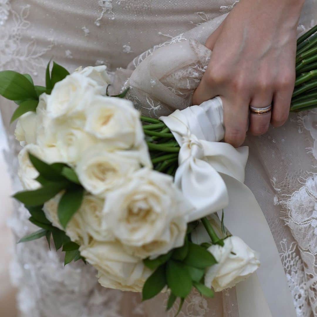 ARCH DAYS Weddingsさんのインスタグラム写真 - (ARCH DAYS WeddingsInstagram)「純白のウェディングドレスに似合うブーケといえば、やはり白いバラなどを使ったクラシカルな雰囲気のブーケ🕊﻿ ﻿ ﻿ そんな王道ブーケを持ちたいけれど、どこかでトレンド感も取り入れたいという方も多いのでは？﻿ ﻿ ﻿ 今回は、王道のお花を取り入れながらもトレンド感を出すブーケのコツをご紹介します♡﻿ ﻿ ﻿ --------------------------﻿ ﻿ ﻿ ▽このCOLUMNを読むにはストーリーズを☑︎﻿ ﻿ クラシカルなウェディングに。王道だけどトレンド感のあるブーケ集﻿ ﻿ ﻿ --------------------------﻿ ﻿ ﻿ ▽ARCH DAYSトップページはこちらから☑﻿ @archdays_weddings﻿ プロフィールのリンクから👰🏻﻿ ﻿ ﻿ ▽バースデー・ベビーシャワーなどの情報を見るなら💁🎉﻿ @archdays﻿ ﻿ ﻿ --------------------------﻿ #archdays #archdays_wedding #アーチデイズ #アーチデイズウェディング #archdays花嫁 #ブーケ #ブーケ💐 #ウェディングブーケ #ウエディングブーケ #結婚式ブーケ #ウェディングフラワー #ブライダルブーケ #花嫁ブーケ #ブートニア #ブーケブートニア #ウェディングフラワー #ブーケ迷子 #バラブーケ #キャスケードブーケ #カラーブーケ #胡蝶蘭ブーケ #2020春婚 #2020夏婚 #2020秋婚 #2020冬婚 #プレ花嫁 #卒花嫁﻿ --------------------------﻿ https://archdays.com/column/2019/11/18/49461﻿ --------------------------」11月19日 19時28分 - archdays_weddings