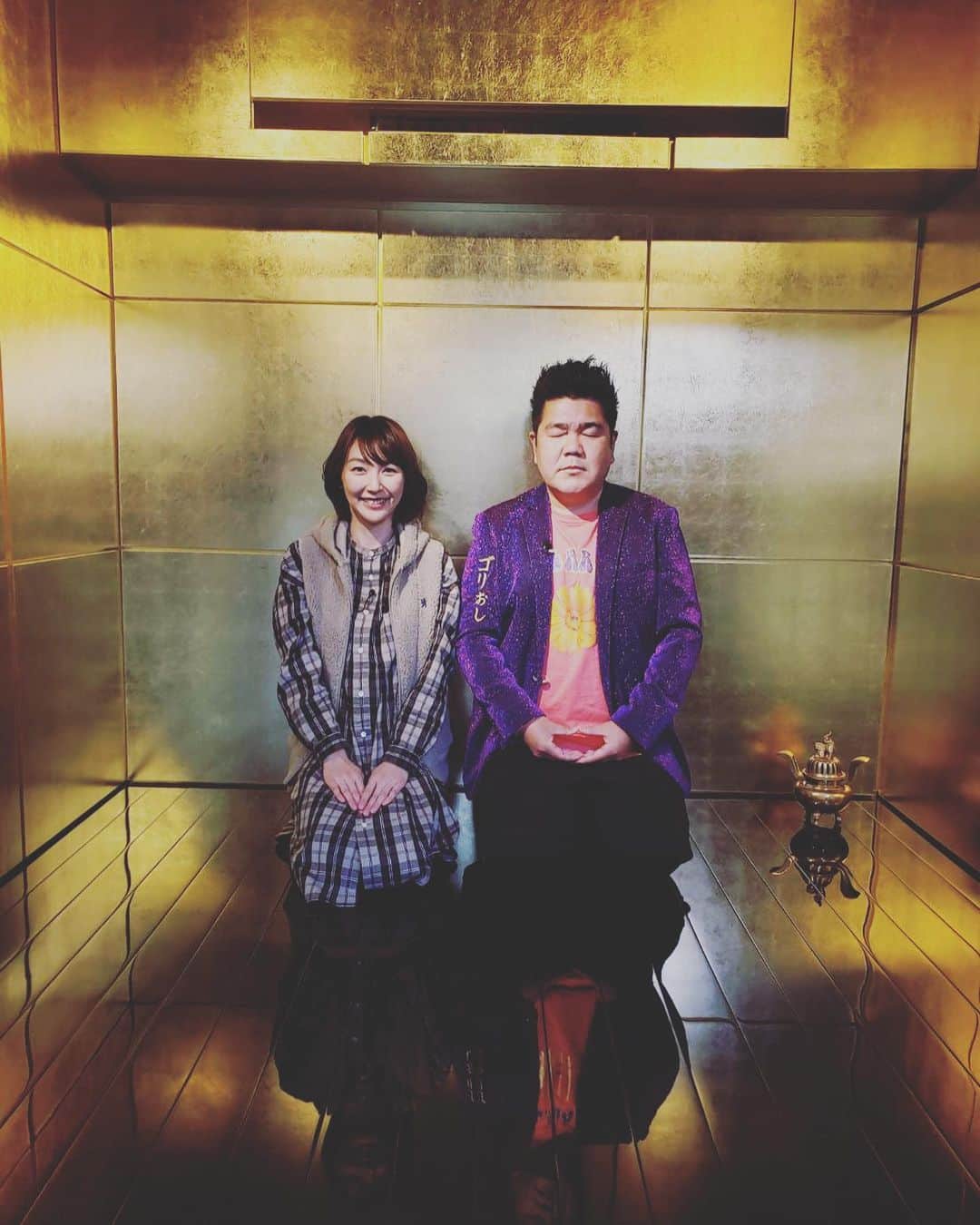 ゴリけんさんのインスタグラム写真 - (ゴリけんInstagram)「広川産業会館にある 黄金の茶室に特別に入らせてもらいました。 仏像になった気分です。 #ゴリおし」11月19日 19時29分 - goriken1024