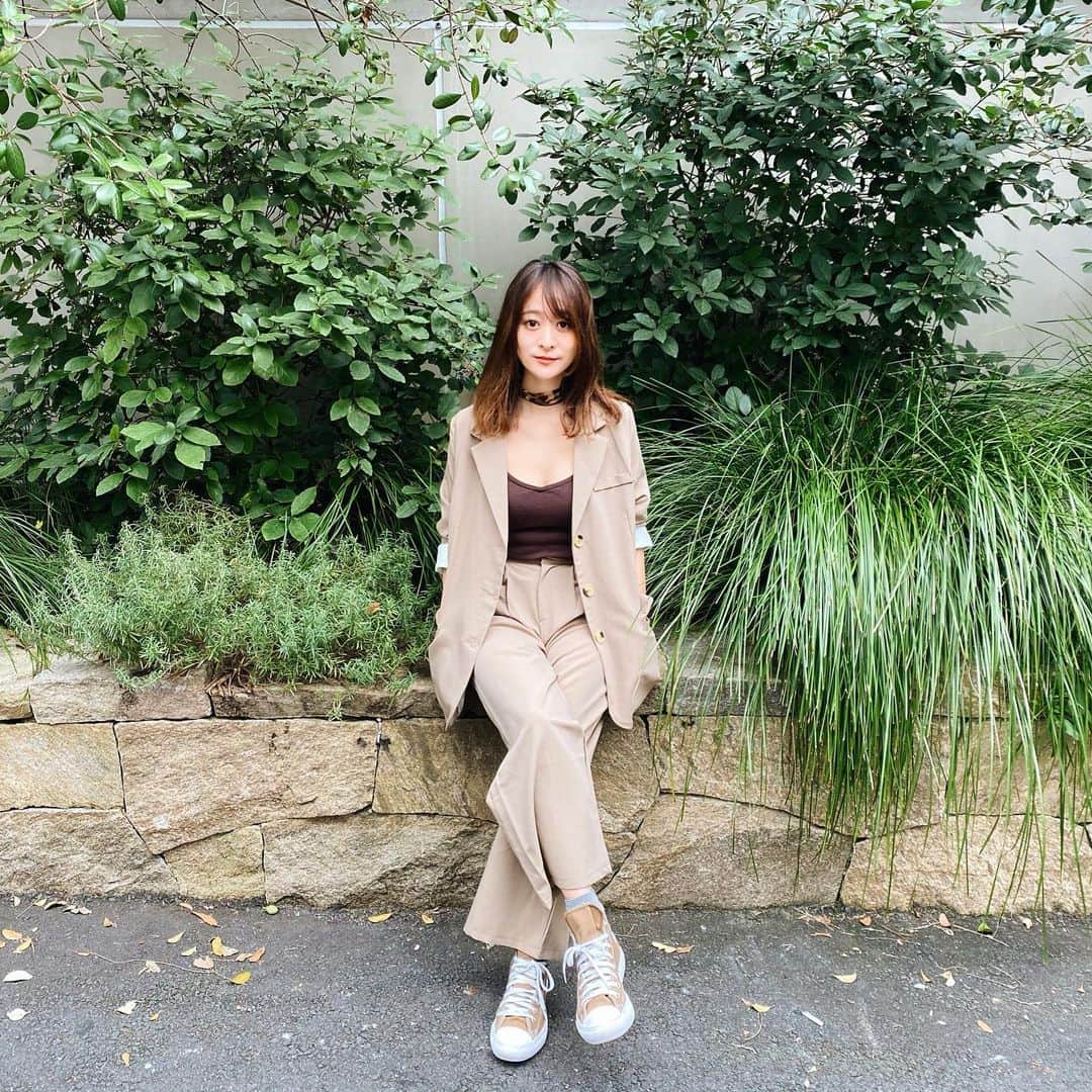 難波礼華のインスタグラム：「結婚式なに着たかの質問多かったの @7things.official のセットアップ着てたよ💕 もちろん靴はヒールに履き替えて行ったよ👠 セットアップ可愛くてもっとほしい💕 珍しく真顔の写真をチョイスしたよ🙂 子供の時から真顔でも半笑いみたいな顔になっちゃう🙂 お母さん口角上げて産んでくれてありがとう🙂💕」