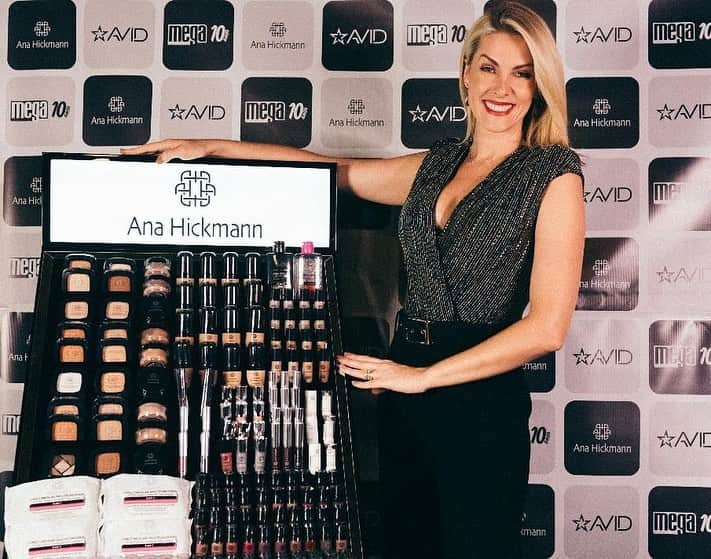 Ana Hickmannさんのインスタグラム写真 - (Ana HickmannInstagram)「Esse final de semana foi incrível! Teve o lançamento da minha linha de maquiagem  @anahickmann.beauty em Bento Gonçalves (RS) com o maior distribuidor gaúcho @comercialmegars. Recebemos os 80 melhores clientes do Estado para apresentar os produtos e começar as vendas. Foi um grande sucesso! Não poderia deixar de agradecer o meu grande amigo e parceiro que me ensinou muito sobre maquiagem, @gomesbeauty. Quero agradecer o meu agente de licenciamento @marcelonog, e também ao Marconi que trouxe todas essas possibilidades, e vem desenvolvendo um trabalho maravilhoso com a equipe da AVID. Essas pessoas me ajudaram a realizar este projeto de vida. Meu maior sonho! 🙏🏼 Até o dia 15 de dezembro estaremos nas melhores lojas do Brasil!!! 😍❤️#anahickmannbeauty #maquiagem #anahickmann」11月20日 6時26分 - ahickmann