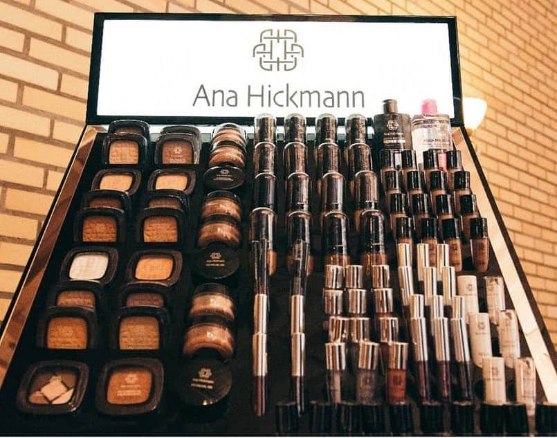 Ana Hickmannさんのインスタグラム写真 - (Ana HickmannInstagram)「Esse final de semana foi incrível! Teve o lançamento da minha linha de maquiagem  @anahickmann.beauty em Bento Gonçalves (RS) com o maior distribuidor gaúcho @comercialmegars. Recebemos os 80 melhores clientes do Estado para apresentar os produtos e começar as vendas. Foi um grande sucesso! Não poderia deixar de agradecer o meu grande amigo e parceiro que me ensinou muito sobre maquiagem, @gomesbeauty. Quero agradecer o meu agente de licenciamento @marcelonog, e também ao Marconi que trouxe todas essas possibilidades, e vem desenvolvendo um trabalho maravilhoso com a equipe da AVID. Essas pessoas me ajudaram a realizar este projeto de vida. Meu maior sonho! 🙏🏼 Até o dia 15 de dezembro estaremos nas melhores lojas do Brasil!!! 😍❤️#anahickmannbeauty #maquiagem #anahickmann」11月20日 6時26分 - ahickmann