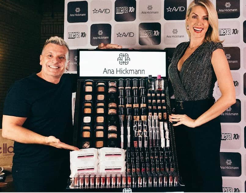 Ana Hickmannさんのインスタグラム写真 - (Ana HickmannInstagram)「Esse final de semana foi incrível! Teve o lançamento da minha linha de maquiagem  @anahickmann.beauty em Bento Gonçalves (RS) com o maior distribuidor gaúcho @comercialmegars. Recebemos os 80 melhores clientes do Estado para apresentar os produtos e começar as vendas. Foi um grande sucesso! Não poderia deixar de agradecer o meu grande amigo e parceiro que me ensinou muito sobre maquiagem, @gomesbeauty. Quero agradecer o meu agente de licenciamento @marcelonog, e também ao Marconi que trouxe todas essas possibilidades, e vem desenvolvendo um trabalho maravilhoso com a equipe da AVID. Essas pessoas me ajudaram a realizar este projeto de vida. Meu maior sonho! 🙏🏼 Até o dia 15 de dezembro estaremos nas melhores lojas do Brasil!!! 😍❤️#anahickmannbeauty #maquiagem #anahickmann」11月20日 6時26分 - ahickmann