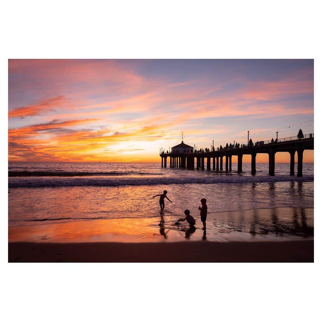 Pete Halvorsenのインスタグラム：「anatomy of a sunset...so many elements came together last night to remind me why this time of year is my favorite. . Warm weather, kids out playing on the beach, Christmas trees & lights up on the pier for the lighting ceremony tomorrow night evening, these wispy clouds that hold light well after the sun goes down, even the lone surfer on the northside...well I guess waves was the one thing missing last night.  #PierPressure #leicasl」