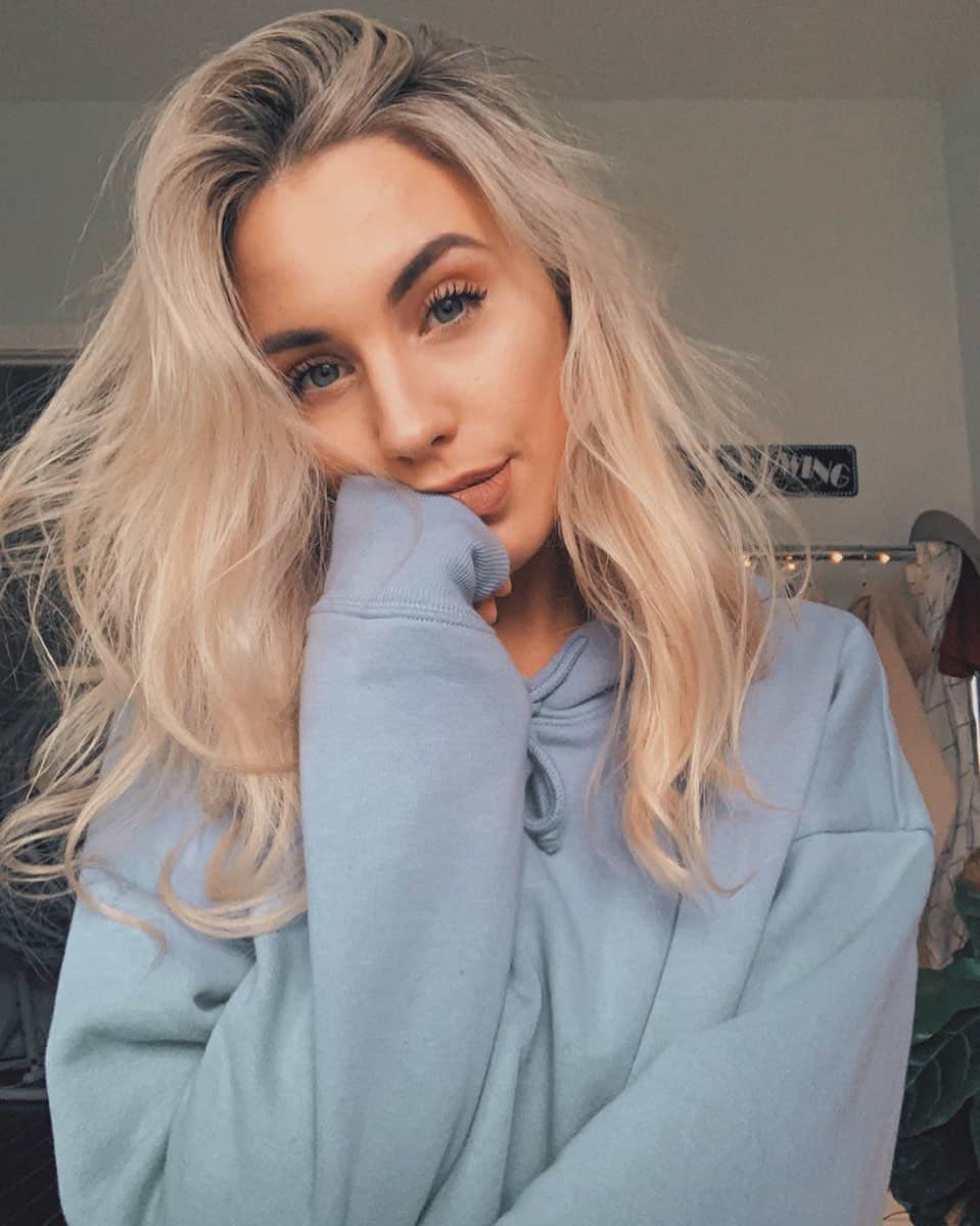 Kalyn Nicholsonのインスタグラム：「my quiet, tired, highly caffeinated and a little inspired face. I just posted some teasers of Dancing With Elephants to my stories; I officially welcome you to the poetic baring of my ever-piscean soul, please enjoy and know how glittery I feel knowing she’ll soon be your new late night friend or morning coffee companion✨  also had my hair freshly iced by @kaitlincolourist ❄️ if you’re in Toronto and need a magical hair fairy, she’s your gal! (she brought me back from the brunette dip I did last year with her magical powers)」