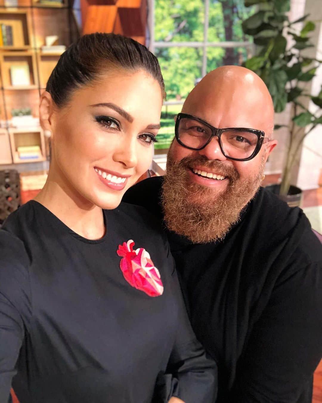 María Gabriela Isler Moralesさんのインスタグラム写真 - (María Gabriela Isler MoralesInstagram)「¡Hola! ❤️ Hoy estuve de nuevo acompañado a nuestra reina @thaliaolvino durante su gira de medios en @telemundo 🙌🏼. . Me llenó de orgullo ver el cariño con el que fue recibida y todas y cada una de sus participaciones. ¡Tenemos una reina de lujo! No se pierdan todos los programas previos a la corona del @missuniverse 👸🏻✨. . . Gracias mi gordo por tu siempre cariño, por tus palabras llenas de amor y por acompañarnos en este momento tan especial @miguelangelfashionlook ¡Gracias por dejarme linda! 🥰. . Gracias también a @oscarcarvalloparis @freebyoscarcarvallo 💖 por este hermoso y cómodo vestido. . PD: ignoren mi blancura 🤣 #missuniverse #roadtothecrown #missvenezuela」11月20日 5時02分 - gabrielaisler