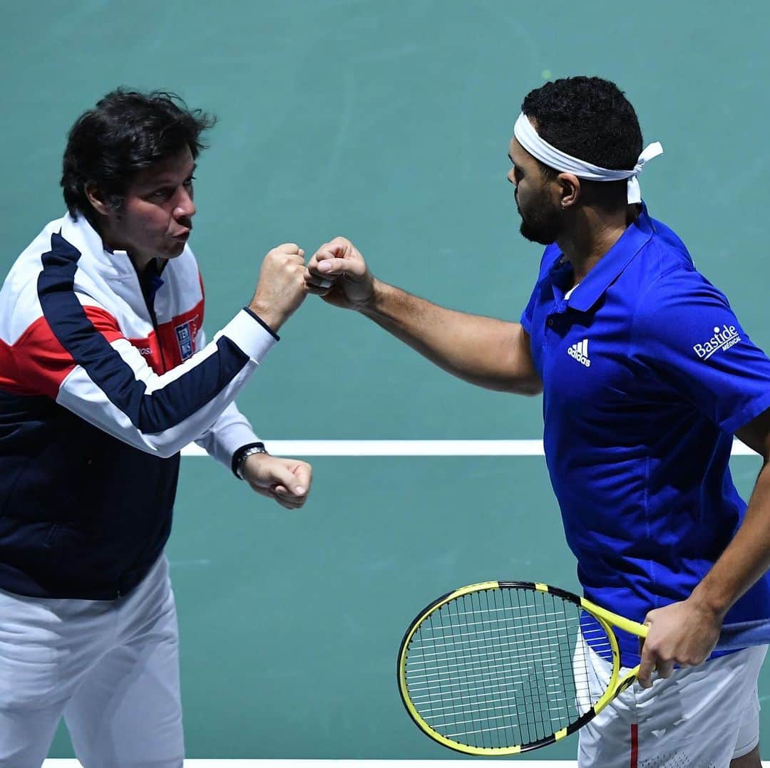 ジョー＝ウィルフリード・ツォンガのインスタグラム：「Allez les gars !! 👊🏽 Rendez-vous jeudi pour la suite de la @daviscupfinals contre la Serbie ! 🇫🇷🎾 #TsongaTeam #DavisCup #TousEnsemBleu 📸 @antoinecouvercelle / @fftennis」