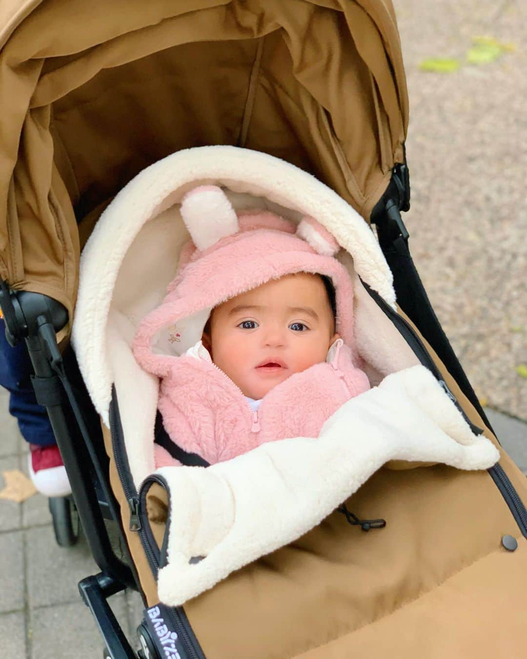 ジェマ・マリンさんのインスタグラム写真 - (ジェマ・マリンInstagram)「Let's see girls! Tips!!! 😂 Is it too much to wear Daniela with the one piece outwear inside the stroller sac? Oh, it's fine?? This morning it was around -2 degrees I think❄️⛄️😅 Even Alex told me "Cold Mama Cold" 🙈I like the sun, beach and go without clothes🙈🙈 And this is the beginning 😅 . . A ver chicas!!! Consejos!!! 😂 Es demasiado llevar a Daniela con el buzo ese dentro del saco??? O esta bien?? Esta mañana hacían como -2 grados creo❄️⛄️😅 Hasta Alex me decía “Frío Mama Frío” 🙈 Con lo que me gusta a mi el sol, la playa e ir sin ropa🙈🙈 La que nos espera!!! . El carro ligero es el @babyzenspain Ya lo use con Alex y vuelvo a usarlo con Dani ❤️ . #lighweightstroller #babyzenyoyo #yoyo #primark #winter #cold」11月20日 5時27分 - gemma_marin