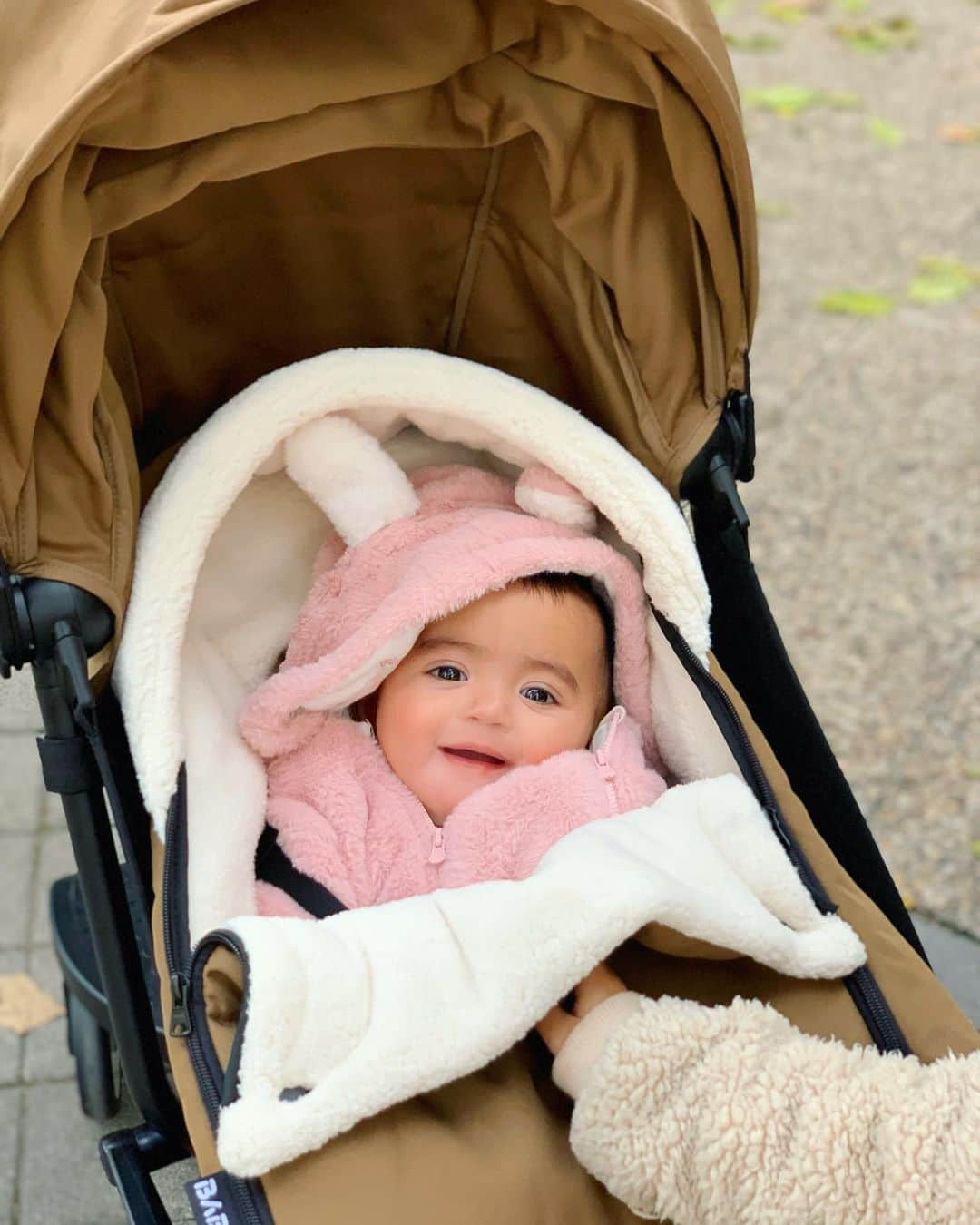 ジェマ・マリンさんのインスタグラム写真 - (ジェマ・マリンInstagram)「Let's see girls! Tips!!! 😂 Is it too much to wear Daniela with the one piece outwear inside the stroller sac? Oh, it's fine?? This morning it was around -2 degrees I think❄️⛄️😅 Even Alex told me "Cold Mama Cold" 🙈I like the sun, beach and go without clothes🙈🙈 And this is the beginning 😅 . . A ver chicas!!! Consejos!!! 😂 Es demasiado llevar a Daniela con el buzo ese dentro del saco??? O esta bien?? Esta mañana hacían como -2 grados creo❄️⛄️😅 Hasta Alex me decía “Frío Mama Frío” 🙈 Con lo que me gusta a mi el sol, la playa e ir sin ropa🙈🙈 La que nos espera!!! . El carro ligero es el @babyzenspain Ya lo use con Alex y vuelvo a usarlo con Dani ❤️ . #lighweightstroller #babyzenyoyo #yoyo #primark #winter #cold」11月20日 5時27分 - gemma_marin