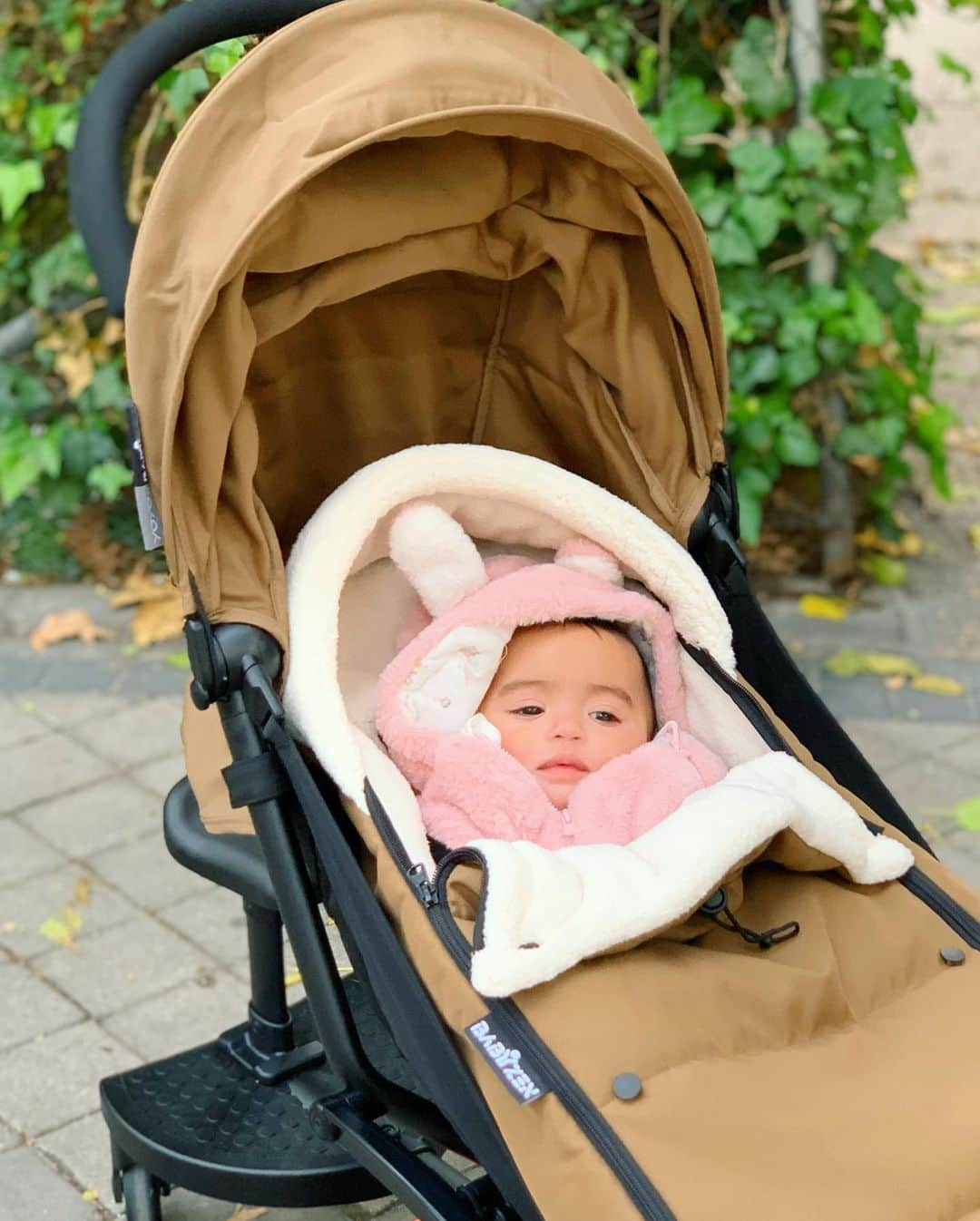 ジェマ・マリンさんのインスタグラム写真 - (ジェマ・マリンInstagram)「Let's see girls! Tips!!! 😂 Is it too much to wear Daniela with the one piece outwear inside the stroller sac? Oh, it's fine?? This morning it was around -2 degrees I think❄️⛄️😅 Even Alex told me "Cold Mama Cold" 🙈I like the sun, beach and go without clothes🙈🙈 And this is the beginning 😅 . . A ver chicas!!! Consejos!!! 😂 Es demasiado llevar a Daniela con el buzo ese dentro del saco??? O esta bien?? Esta mañana hacían como -2 grados creo❄️⛄️😅 Hasta Alex me decía “Frío Mama Frío” 🙈 Con lo que me gusta a mi el sol, la playa e ir sin ropa🙈🙈 La que nos espera!!! . El carro ligero es el @babyzenspain Ya lo use con Alex y vuelvo a usarlo con Dani ❤️ . #lighweightstroller #babyzenyoyo #yoyo #primark #winter #cold」11月20日 5時27分 - gemma_marin