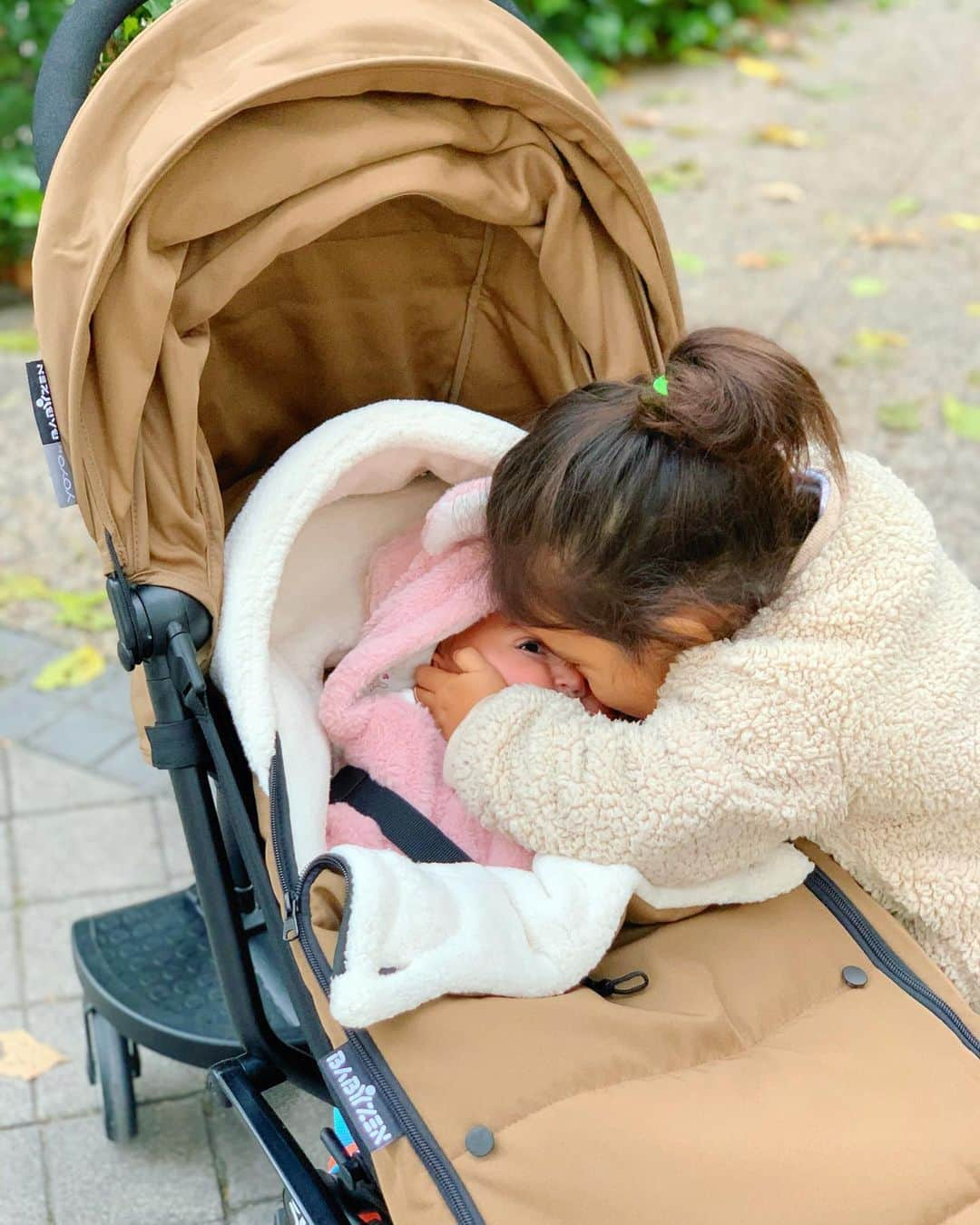 ジェマ・マリンさんのインスタグラム写真 - (ジェマ・マリンInstagram)「Let's see girls! Tips!!! 😂 Is it too much to wear Daniela with the one piece outwear inside the stroller sac? Oh, it's fine?? This morning it was around -2 degrees I think❄️⛄️😅 Even Alex told me "Cold Mama Cold" 🙈I like the sun, beach and go without clothes🙈🙈 And this is the beginning 😅 . . A ver chicas!!! Consejos!!! 😂 Es demasiado llevar a Daniela con el buzo ese dentro del saco??? O esta bien?? Esta mañana hacían como -2 grados creo❄️⛄️😅 Hasta Alex me decía “Frío Mama Frío” 🙈 Con lo que me gusta a mi el sol, la playa e ir sin ropa🙈🙈 La que nos espera!!! . El carro ligero es el @babyzenspain Ya lo use con Alex y vuelvo a usarlo con Dani ❤️ . #lighweightstroller #babyzenyoyo #yoyo #primark #winter #cold」11月20日 5時27分 - gemma_marin