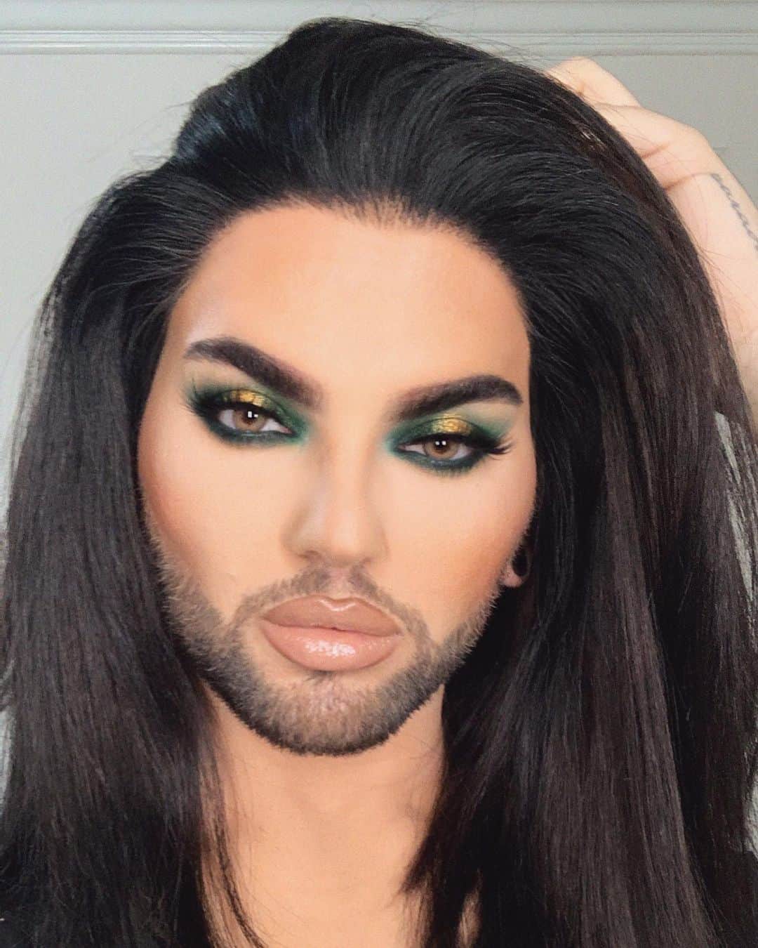 A riel D iazのインスタグラム：「Big hair, bigger attitude 💅🏽 Eyes: @makeupforeverofficial absolute emerald liner, @natashadenona metropolis palette, @maccosmetics veluxe brow liner. @benefitcosmetics 24 hour brow gel. @unscriptedbeauty risky lashes. @desioeyes delicious honey lens.  Lips: @kkwbeauty nude 2 liner, @natashadenona Natasha lipstick, @artistcouture uncensored 2.0 gloss.  Face: @urbandecaycosmetics stay naked foundation & concealer. @hudabeauty banana bread powder, @buxomcosmetics Mykonos blush. @tatcha primer & dewy skin mist. @benefitcosmetics cookie highlighter.  Hair is from @perfectlocks」