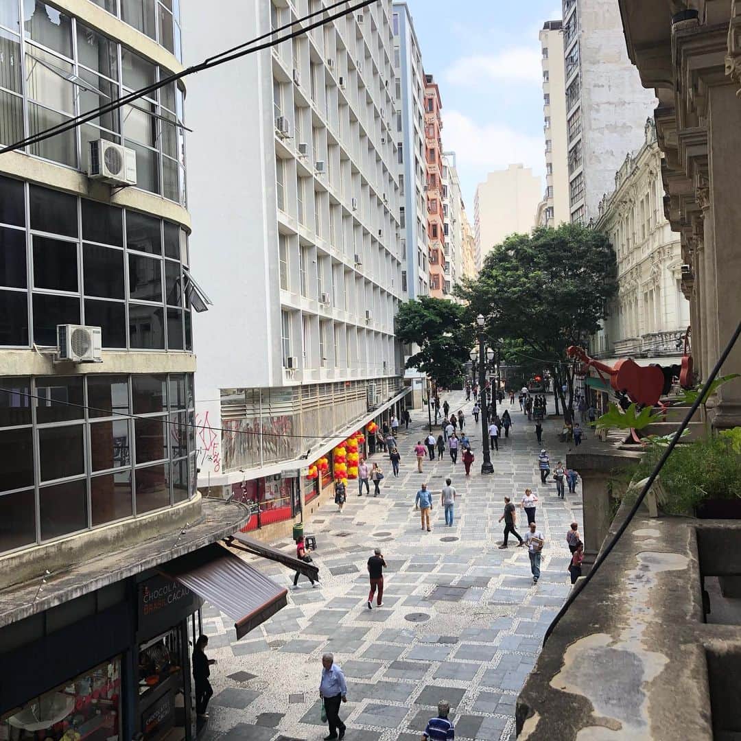 シモネのインスタグラム：「愛するサンパウロ  #saopaulo #praçadasé #casadefrancisca」