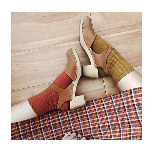 コレジアンのインスタグラム：「Treat yourself to new socks in a confident palette of bold, refined colours to face the cold season! 🥶 . Collégien has the perfect range for all your winter sock needs. 😍 . Upgrade your sock drawer and your style with our colourful high quality socks crafted from super soft Egyptian cotton. 🤗 . Grand froid, 🥶 optez pour la « colour touch » ! ❤️ . Collégien vous accompagne pour un hiver coloré ! Chez Collégien, on adore la saison hiver, superposer les couches, rajouter des notes de couleurs ! 😍 . Craquez pour nos chaussettes unies, douces et confortables, en coton d’Egypte résistant, la palette incroyable de couleurs, ne peut que vous séduire ! 🤩 . Pictures by @sweet.tangerine @9thstvintage . #collegien #collegiensocks #collegien_officiel #madeinfrance #extrasoft #bestsocksever #barneklær #newin #egyptiancotton #kniestrümpfe #靴下 #носки #sokker #instamum #mumfashion #fashion #styletips #womenssocks #colorfulsocks #socksoftheday #socksofinstagram #womenswear #womensdailywear #ootdfashion #instasocks #autumnstyle #autumndetails #autumnfashion #cold #colourtouch」