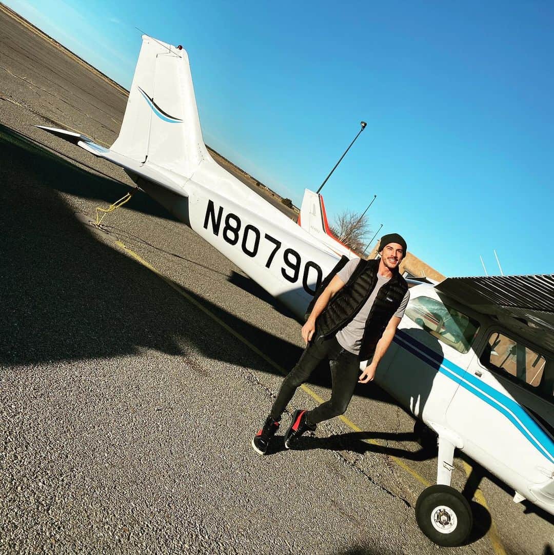 マイケル・トレヴィーノのインスタグラム：「Put in over 10 hours in the air with this Cessna 172 Skyhawk. They tell me if I keep the lessons consistent I could do my first solo flight by the end of Dec. That’s the goal. Would you fly with me?」
