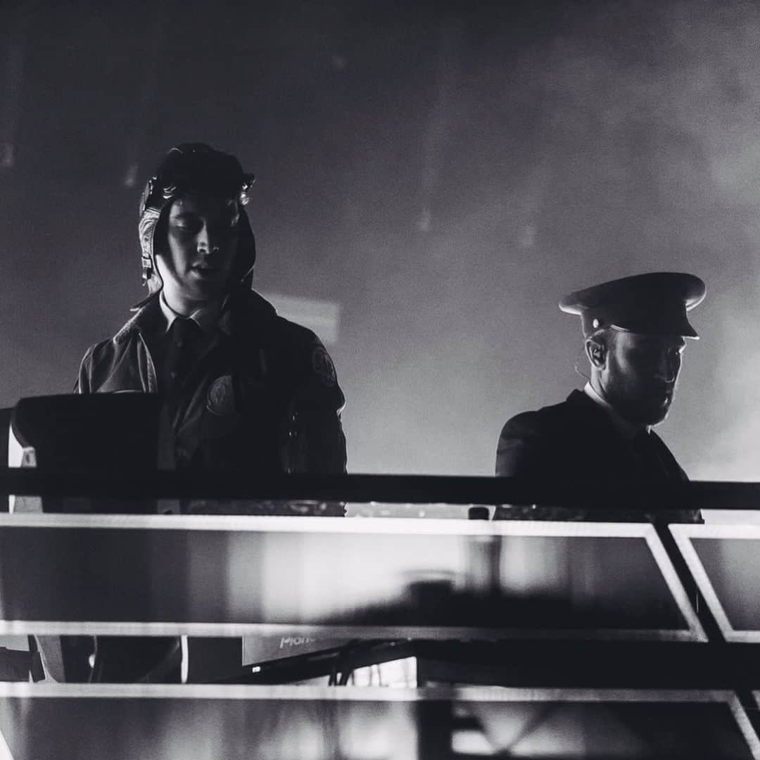 Flight Facilitiesのインスタグラム：「We’ve got the whole flight crew onboard. Sydney, let’s come together tomorrow night and raise much needed funds for the Rural Fire Service. We’ll be performing LIVE alongside DJ SETS from @touchsensitive @jono.ma @lex.deluxe! Tickets on sale today 10AM AEDST via link in bio 🛫」