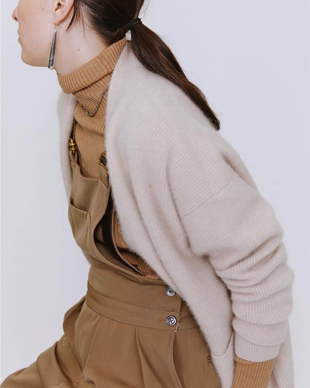 UNITED ARROWS さんのインスタグラム写真 - (UNITED ARROWS Instagram)「ふわふわの毛足が特徴のチャイニーズラクーンとカシミヤをブレンドしたミドル丈のカーディガン。ボタンのないミニマルなデザインから、コートのようにさらっと羽織れるのも魅力です。 Sweater ¥30,000 +tax #UnitedArrows #UnitedArrowsWomen #ColorYourAutumnKnitwear  ーUA STORE ACCOUNTー MEN： @unitedarrows_men_store WOMEN： @unitedarrows_women_store」11月19日 21時31分 - unitedarrows_official
