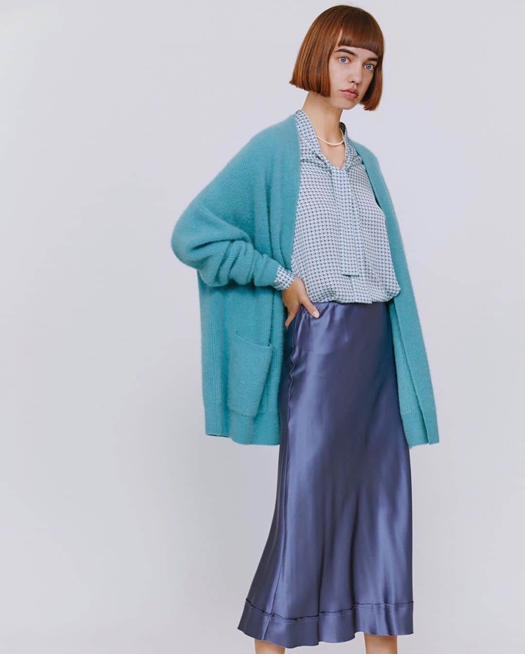 UNITED ARROWS さんのインスタグラム写真 - (UNITED ARROWS Instagram)「ふわふわの毛足が特徴のチャイニーズラクーンとカシミヤをブレンドしたミドル丈のカーディガン。ボタンのないミニマルなデザインから、コートのようにさらっと羽織れるのも魅力です。 Sweater ¥30,000 +tax #UnitedArrows #UnitedArrowsWomen #ColorYourAutumnKnitwear  ーUA STORE ACCOUNTー MEN： @unitedarrows_men_store WOMEN： @unitedarrows_women_store」11月19日 21時31分 - unitedarrows_official