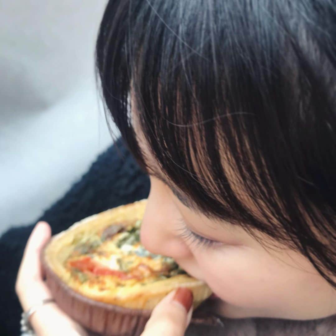 のインスタグラム：「キッシュ一口目いただきまーす🌞 #こんなにアップで撮られているとは #この時の私はまだ知らない #キッシュ #美味しかった😋」