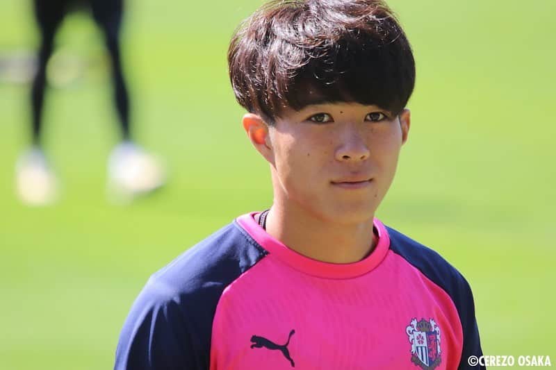 のインスタグラム：「・ 〜舞洲からこんにちは🌸〜 ・・・・・・・・・・・・・ ・ 本日は斧澤選手です！🌸 前節の藤枝MYFC戦で、後半ロスタイムに決勝点を挙げた斧澤選手⚽🕺 スピードとキレのあるドリブル、鋭いターンで相手を翻弄 決定的なチャンスを生み出すことはもちろん、自らもゴールを生み出します!  そんな、斧澤選手は映画を見ることが好きとのこと! 一番好きな映画で、オススメは「きみに読む物語」だそうです🌸 ・・・・・・・・・・・・・・ #斧澤隼輝 @toshikionozawa  #cerezo #セレッソ大阪 #SakuraSpectacle」