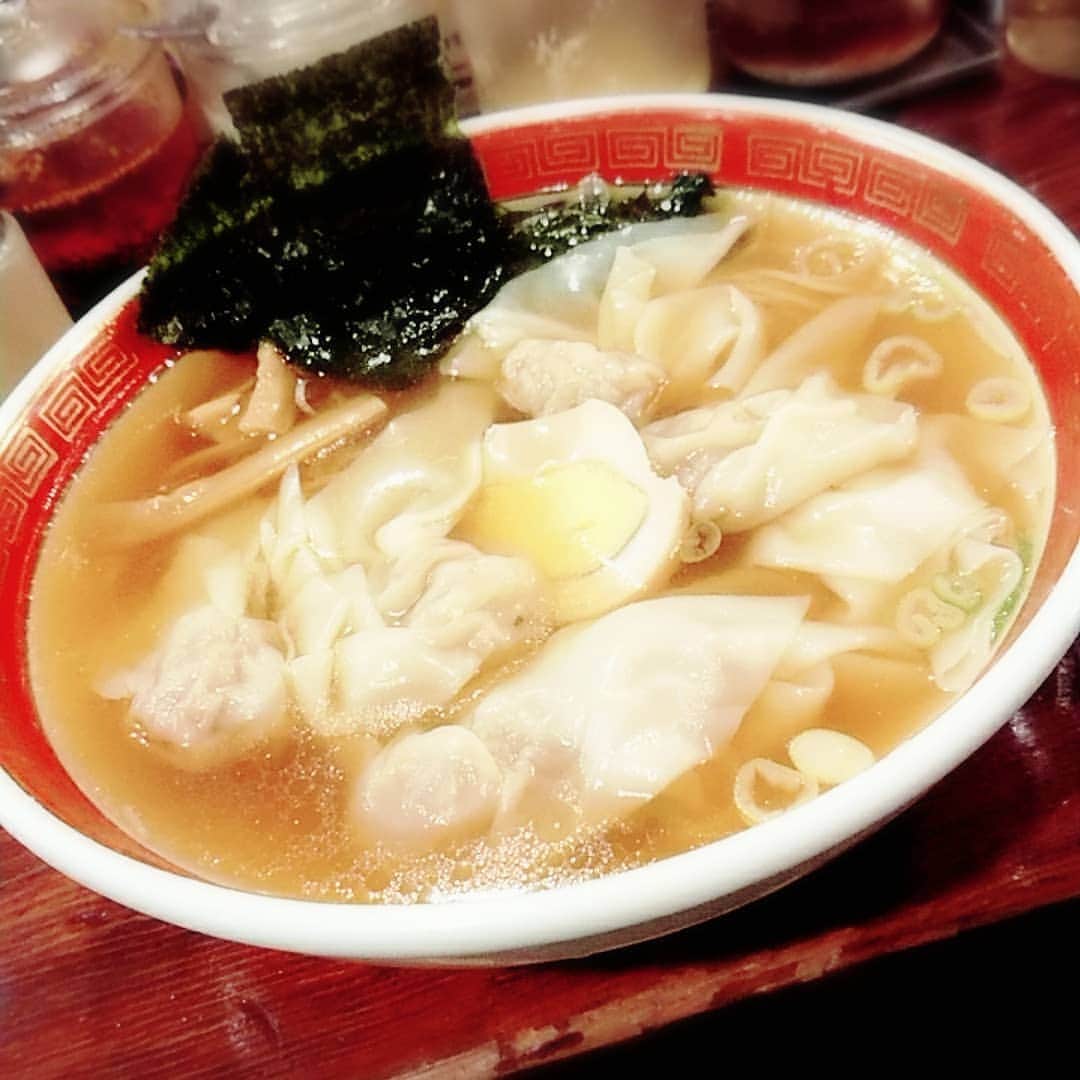 藤田昌代のインスタグラム：「お仕事頑張ったし…などと自分を甘やかして、こんな時間にラーメンですよ(*´◒`*) #ラーメン」