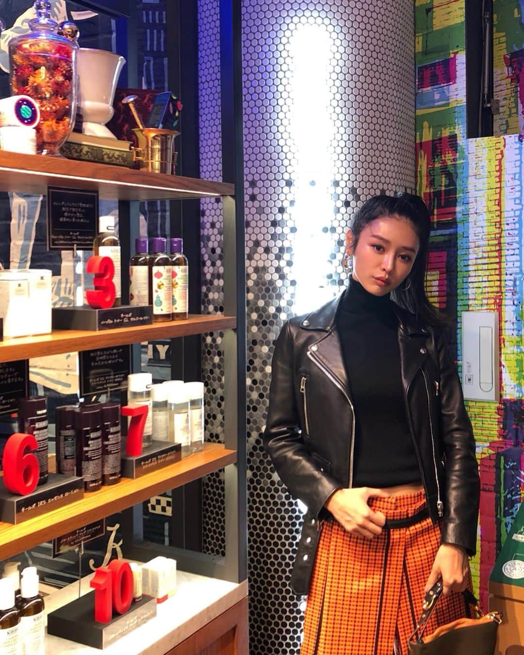 加治ひとみさんのインスタグラム写真 - (加治ひとみInstagram)「@kiehlsjp 🌈🧡💋 ニューヨーク生まれのスキンケアブランドkiehlsjpの日本初のフラグシップストアのオープンイベントに行ってきたよ🌈🧡 - ニューヨークのストリートアートをあしらったロックで可愛いオリジナルグッズをクイズに答えてオリジナルグッズをGETしたよ💟 みんなもチェックしてみてね😊 内装も可愛かった❤︎❤︎❤︎ . . . #PR #キールズ #キールズtokyoフラッグシップ」11月19日 21時29分 - kaji_26