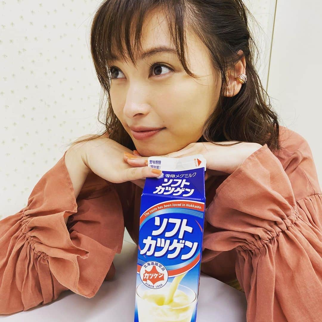 大政絢さんのインスタグラム写真 - (大政絢Instagram)「ソフトカツゲンが北海道から送られてきたので現場に持って行きみんなで😯 小さい頃から飲んでいる味✨北海道限定なのでみんな飲んだことなーいと！ みなさんはありますか？ #北海道#ソフトカツゲン#道産子」11月19日 21時30分 - aya_omasa_official