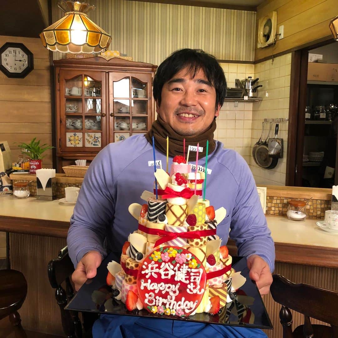 【公式】俺の話は長いのインスタグラム：「‪_ 本日11/19は❗️‬ ‪諸角圭壱役 #浜谷健司 さん、‬ ‪お誕生日です🎂🎉‬ ‪おめでとうございます🥳‼️‬ ‪ロールケーキタワーでのお祝いは‬ ‪初めてです！と大盛り上がり😆‬ ‪飴細工のプレートはお持ち帰りされました😁🍭‬ . ‪素敵な１年になりますように！‬ . #俺話 #ハマカーン‬」