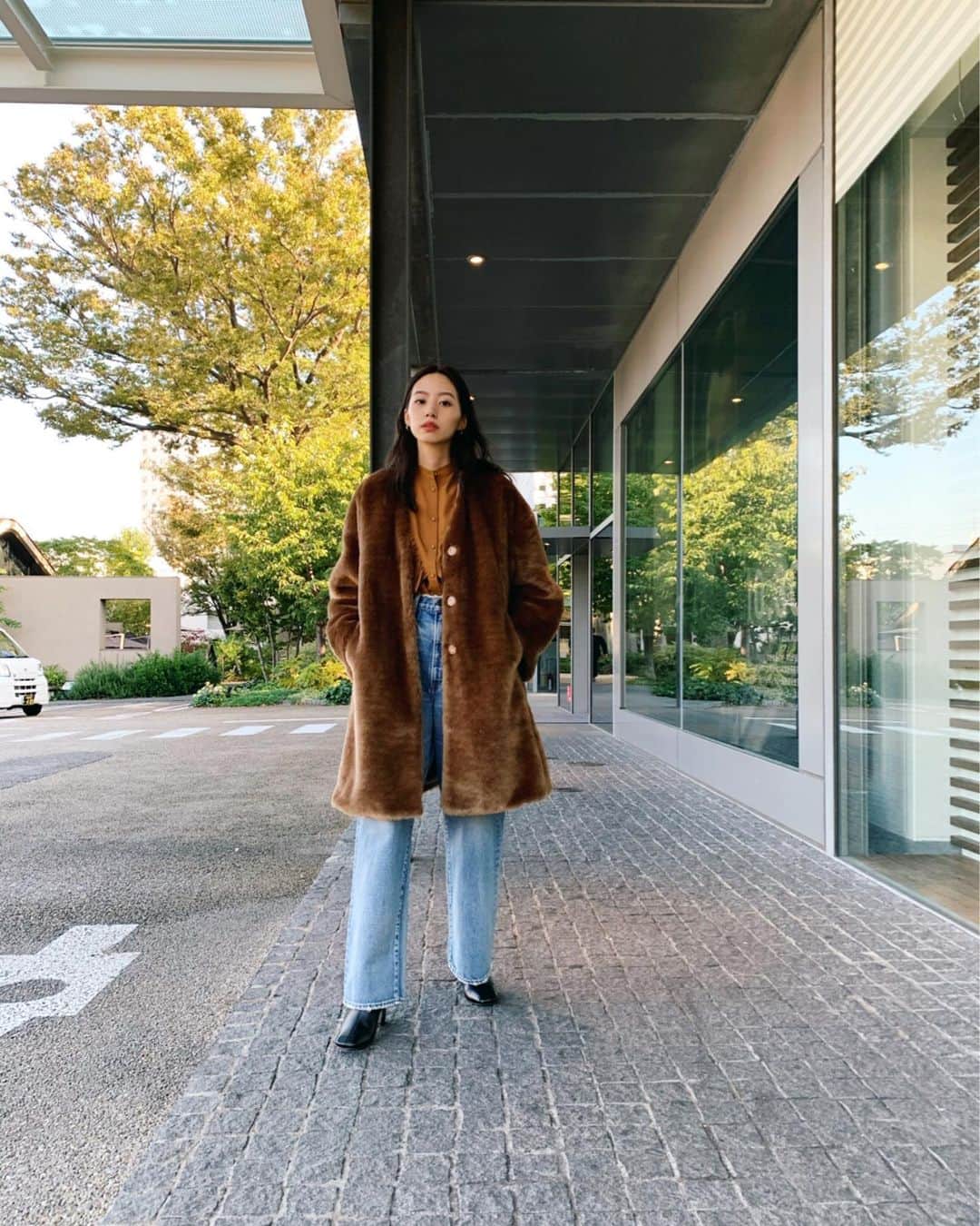 Shiho Sasakiのインスタグラム：「昨日UPしたfurコートのコーデが反響あったので、全身verも🐻 やっぱりMOUSSYだったらデニム合わせだよね❣️ 新作のouterだけど、今なら10%offでゲット出来るチャンスですよ🥺 詳しくはストーリーのリンクからどうぞ🙏#MOUSSY#MOUSSYSNAP#MOUSSYJEANS」