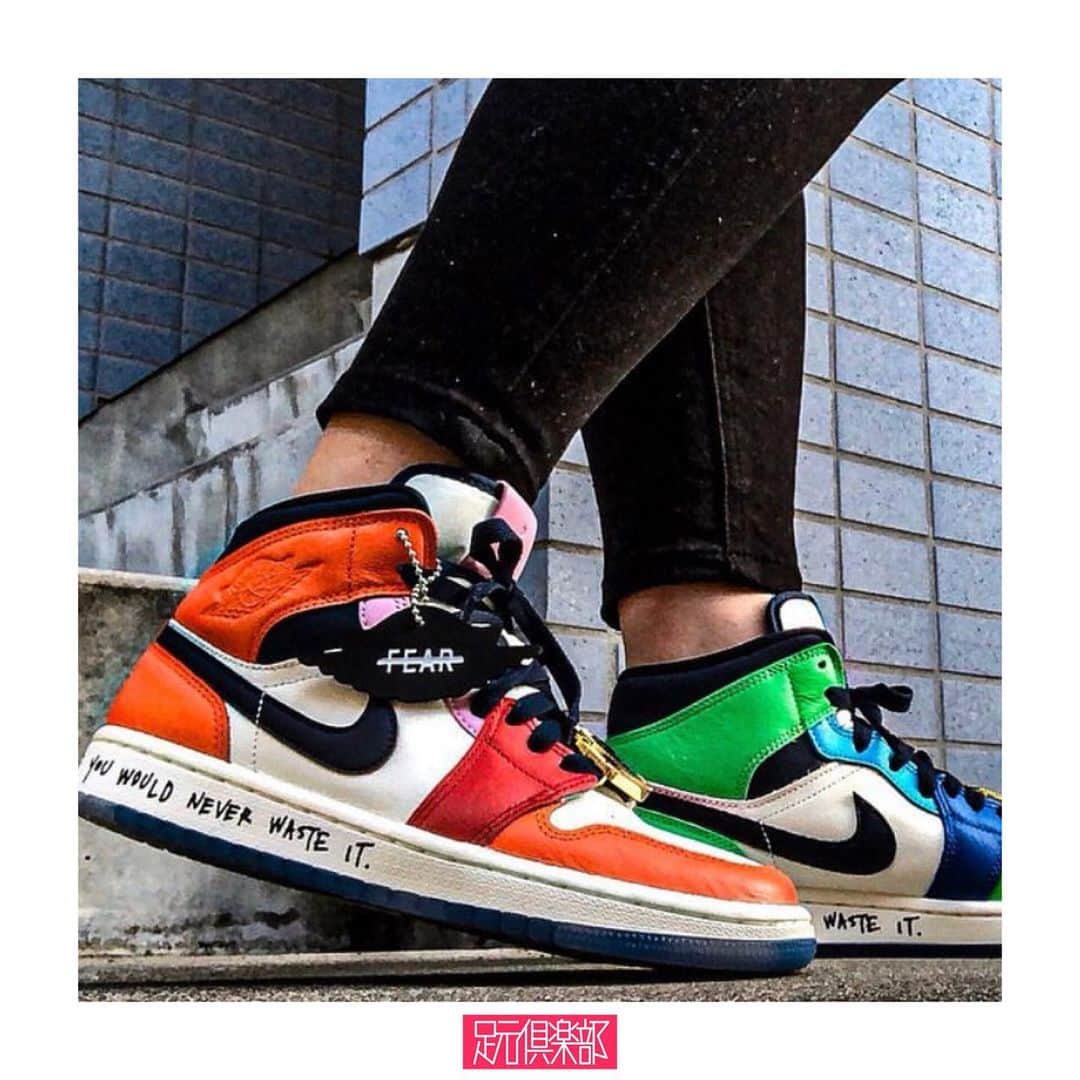 のインスタグラム：「ジュエリーブランド「MELODY EHSANI」と「NIKE」が異色のコラボレート。ビビットカラーをアシンメトリーに配色した女性らしいカラーリングに。シューレースアクセサリーにはゴールドに輝くウォッチを付属。適度なボリューム感のMIDカットが女性の足元を彩る逸足。 . (@t_r0.9.13_h_a )さんの足元倶楽部 . ブランド : MELODY EHSANI × NIKE モデル名: AIR WMNS JORDAN 1 MID "FEARLESS ONES COLLECTION" . 【NIKE 公式アカウント】 ⇒#@nike . 【MELODY EHSANI 公式アカウント】 ⇒#@melodyehsani . #fearess#aj1#aj1mid#melodyehsani #足元倶楽部 #足元クラブ #足元くら部#足元#あしもと倶楽部 #スニーカー #スニーカーコーデ #スニーカー同好会 #キックス #靴 #コーディネート#スナップ#ファッションスナップ #ストリートスナップ #お気に入りの一足 #今日の逸足#逸足 #운동화 #kicks#newkicks」