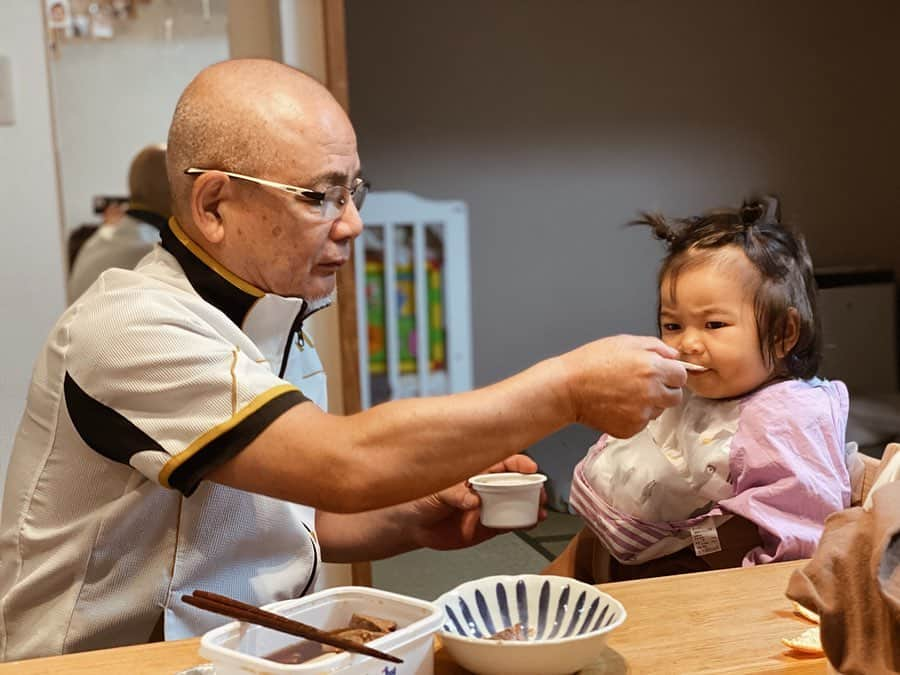 クロさんのインスタグラム写真 - (クロInstagram)「じいじだぁーーいちゅき👶🏼💋﻿ 笑顔が苦手なじいじもつられて笑顔に♡  セルフいない いない ばあ！！も上手に♫ コロコロ変わる表情が本当にたまらんけど、日に日に体力も知恵もついてきて、　うん　なんか　ヘトヘト（笑） ﻿ 5枚目の表情はピーさんの大好きな表情 7枚目はよくやります  最高すぎ ﻿ #baby #女の子ママ #あいのり #ママリ#ベビフル #コドモノ #赤ちゃんのいる生活 #mamagirl #親バカ部 #楽天ROOM #smiling #smilingbaby #うちのおにぎりちゃん #smilingiscontagious #笑顔の連鎖 #ちびクロdiary﻿」11月19日 21時32分 - kuro_risa