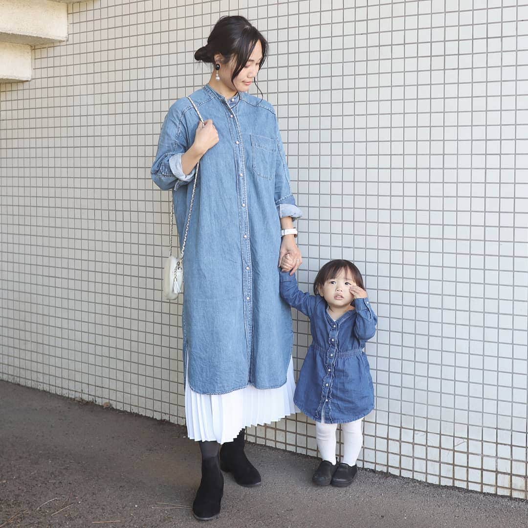 Eri Satoのインスタグラム：「denim×black×whiteコーデ · デニムワンピースはお気に入りの @blancbasque のもの。 長く愛用出来るお洋服間違いなし。 blancbasqueのWEB SHOPで販売してます👗 · 👉パールボタンダンガリーデニムワンピース【BB88-403】 · こちらのBLUEとINDIGOの2色です✨ · この服に合わせて娘のワンピのボタンもパールに取り替えました😂👍 · #blancbasque#ブランバスク#fashion#ootd#outfit#code#coordinate#style#ファッション#コーディネート#コーデ#プチプラ#プチプラコーデ#シミラールック#シンプルコーデ#mamagirl#locari#ママファッション #partegram#読者モデル#ママモデル #l4like#カジュアル#お洒落さんと繋がりたい#デニムワンピース」