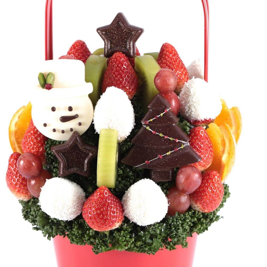 Fruit-bouquets.comさんのインスタグラム写真 - (Fruit-bouquets.comInstagram)「Christmas SnowMan(クリスマススノーマン) クリスマス期間限定のフルーツブーケ💐 . 可愛らしいスノーマンがにっこり微笑むデザインは フォトジェニックでSNS映え抜群！☃️ . 旬のイチゴをたっぷり使用した他、オレンジ、キウイ、ブドウをアレンジしています。 . 白いイチゴにはココナッツを振りかけることで雪に見立て、スノーマンやツリーはフランス産高級チョコレートをドライアップルと組み合わせています。 . #フルーツブーケ #プレジール #フルーツ #花束  #fruitbouquet #plaisir #フルーツケーキ #果物  #サプライズケーキ #お祝い #記念日 #贈り物  #クリスマス #パーティー #クリスマス🎄  #サプライズプレゼント #クリスマスイブ  #インスタ映え #インスタ映えスイーツ  #スイーツ #ギフト #サプライズプレゼント  #クリスマスケーキ #インスタ映えケーキ  #クリスマススイーツ #クリスマスギフト  #フォトジェニック #ホームパーティー  #クリスマスプレゼント #クリスマスパーティー」11月19日 21時35分 - fruitbouquet.japan