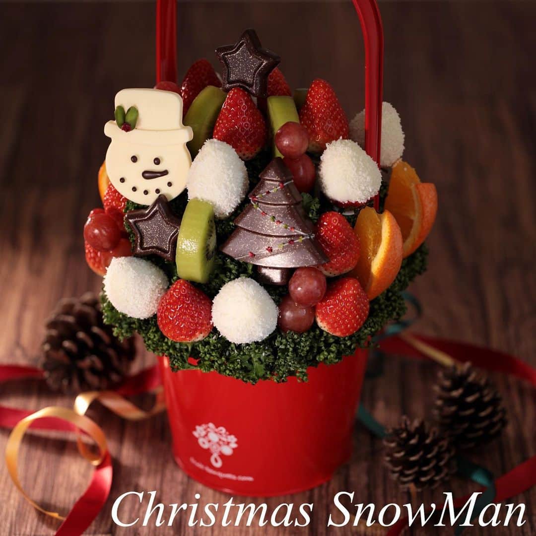 Fruit-bouquets.comさんのインスタグラム写真 - (Fruit-bouquets.comInstagram)「Christmas SnowMan(クリスマススノーマン) クリスマス期間限定のフルーツブーケ💐 . 可愛らしいスノーマンがにっこり微笑むデザインは フォトジェニックでSNS映え抜群！☃️ . 旬のイチゴをたっぷり使用した他、オレンジ、キウイ、ブドウをアレンジしています。 . 白いイチゴにはココナッツを振りかけることで雪に見立て、スノーマンやツリーはフランス産高級チョコレートをドライアップルと組み合わせています。 . #フルーツブーケ #プレジール #フルーツ #花束  #fruitbouquet #plaisir #フルーツケーキ #果物  #サプライズケーキ #お祝い #記念日 #贈り物  #クリスマス #パーティー #クリスマス🎄  #サプライズプレゼント #クリスマスイブ  #インスタ映え #インスタ映えスイーツ  #スイーツ #ギフト #サプライズプレゼント  #クリスマスケーキ #インスタ映えケーキ  #クリスマススイーツ #クリスマスギフト  #フォトジェニック #ホームパーティー  #クリスマスプレゼント #クリスマスパーティー」11月19日 21時35分 - fruitbouquet.japan