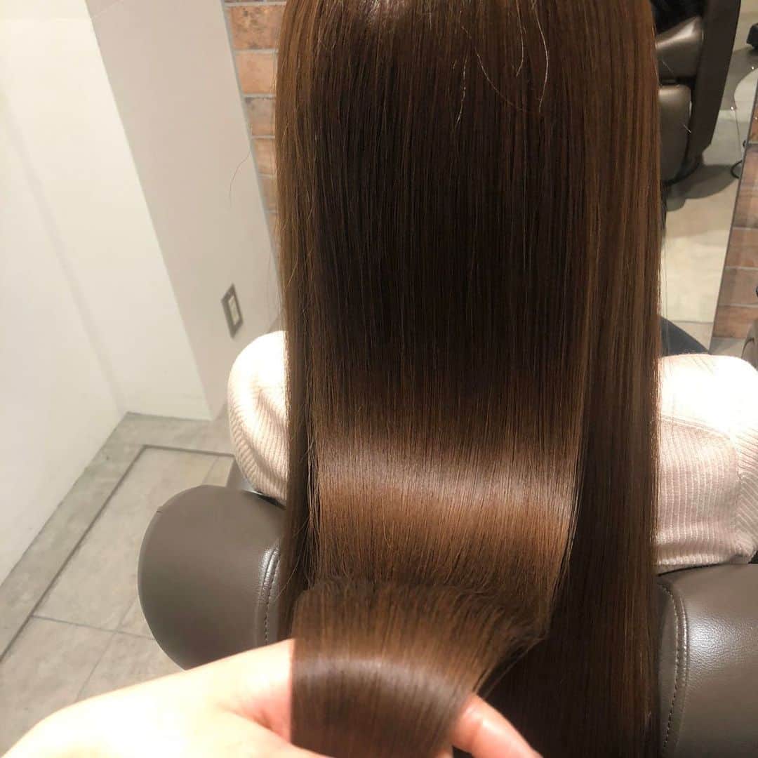 鮫島邦明のインスタグラム：「さぁ美髪の時間です🦰 avanceオリジナルキュアフォース  中国でタバコ吸わないのにタバコむちゃ勧められるいらんわーほんまに😢  #NIAWASE#美髪#ハイライト #アッシュカラー #梅田美容室 #梅田美容院 #ヘア#梅田ヘアスタイル #髪型 #ヘアセット #ヘアメイク #キラ水 #グラデーション #ホリスティックカラー #ヘアアレンジ #アレンジ #就活 #美容学生 #美容専門学校#gu #snidel #梅田美容師 #モデル #サロンモデル #サロモ #ヘアカタ #ショートヘア --------------------------------------. 梅田と東京出店を計画中 スタッフ募集中メッセージくださいね★ AVANCE.CROSStuin梅田茶屋町 TEL06-6377-7211 AVANCE.CROSSmel c西梅田 TEL06-6348-2050 gif.hair TEL06-6377-7277 AVANCE.京橋 TEL06-6356-1555」