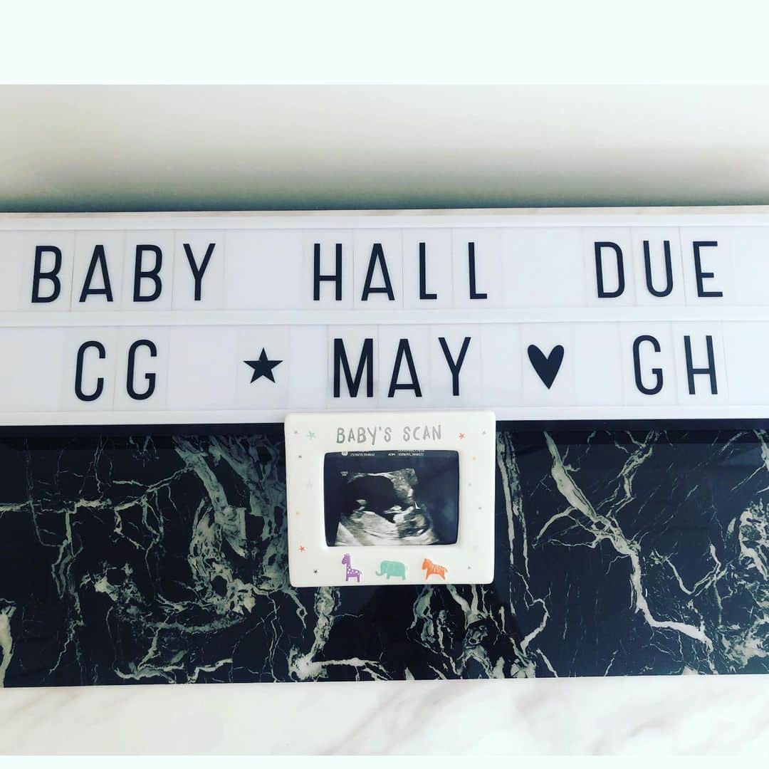 グラント・ホールさんのインスタグラム写真 - (グラント・ホールInstagram)「Delighted to announce the news that  Baby Hall is due on May 6th 2020 👶🏻🍼💫 can’t wait for all the sleepless nights to begin 🤣 @chloe__goodman」11月19日 21時37分 - hally_91