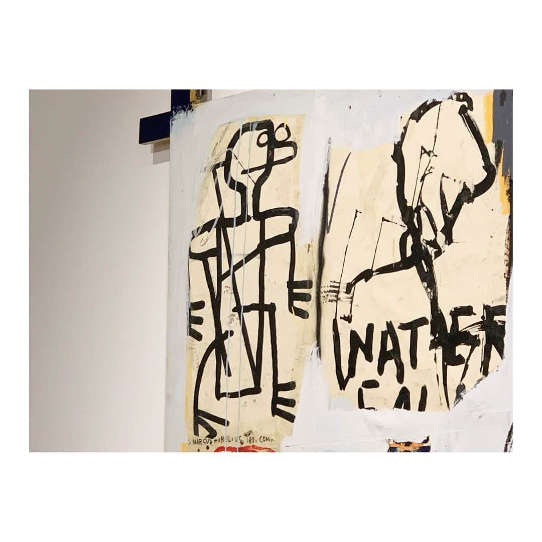 杜野まこさんのインスタグラム写真 - (杜野まこInstagram)「#バスキア展 #森アーツセンターギャラリー #ジャンミッシェルバスキア #美術館 #芸術鑑賞 #絵 #アート #アーティスト @hiroko_kokuryo ちゃんと一緒に☆  色使いや、絵と文字と空間のバランス、子供が描いたかのような絵のタッチなどなど、 好きだな〜と思うものが結構あったの。 筆遣い、色、画材、文字…… 全ての要素から何か訴えかけられているように感じて、 感じた事をヒロとお話しながら1点1点みていくのがとっても楽しかった(⁎ ᵛ ᵕ ᵛ)  日本からもすごくインスピレーション受けていたみたいで嬉しい。 #おりがみ　#安心して このチョイス可愛い。。。 ＊ 1980年代に描かれた作品なのに、全く古く感じない。 凄いなぁ〜✨ 私の好きな #アンディーウォーホル との作品もあってね、バスキアがしっかり影響受けていて、ノリノリで描いているのが伝わってきて微笑ましかった☆ #芸術の秋 #光るセンス #ストリート #カジュアル」11月19日 21時37分 - makomorino
