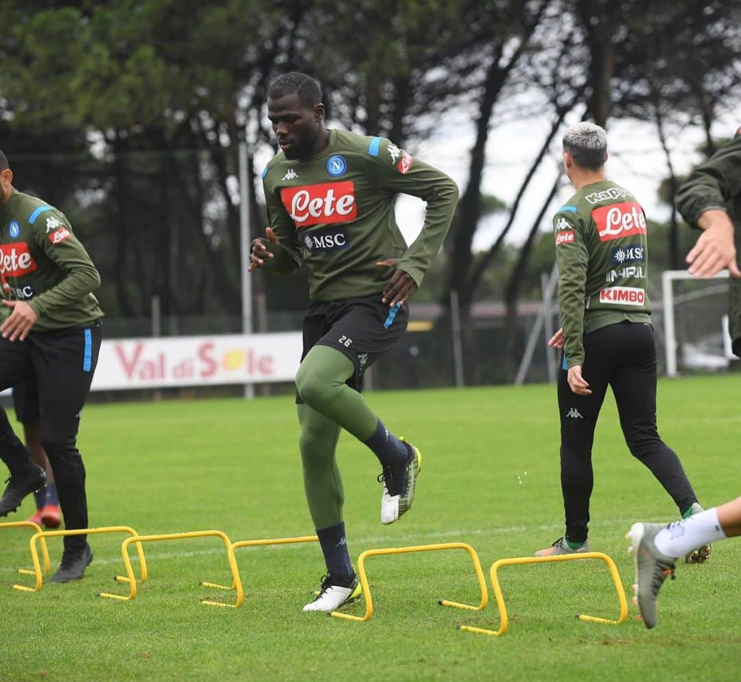 カリドゥ・クリバリさんのインスタグラム写真 - (カリドゥ・クリバリInstagram)「💪🏿 #KK #training ⚽️ #KK26 #CastelVolturno #NoToRacism #ForzaNapoliSempre」11月19日 21時43分 - kkoulibaly26