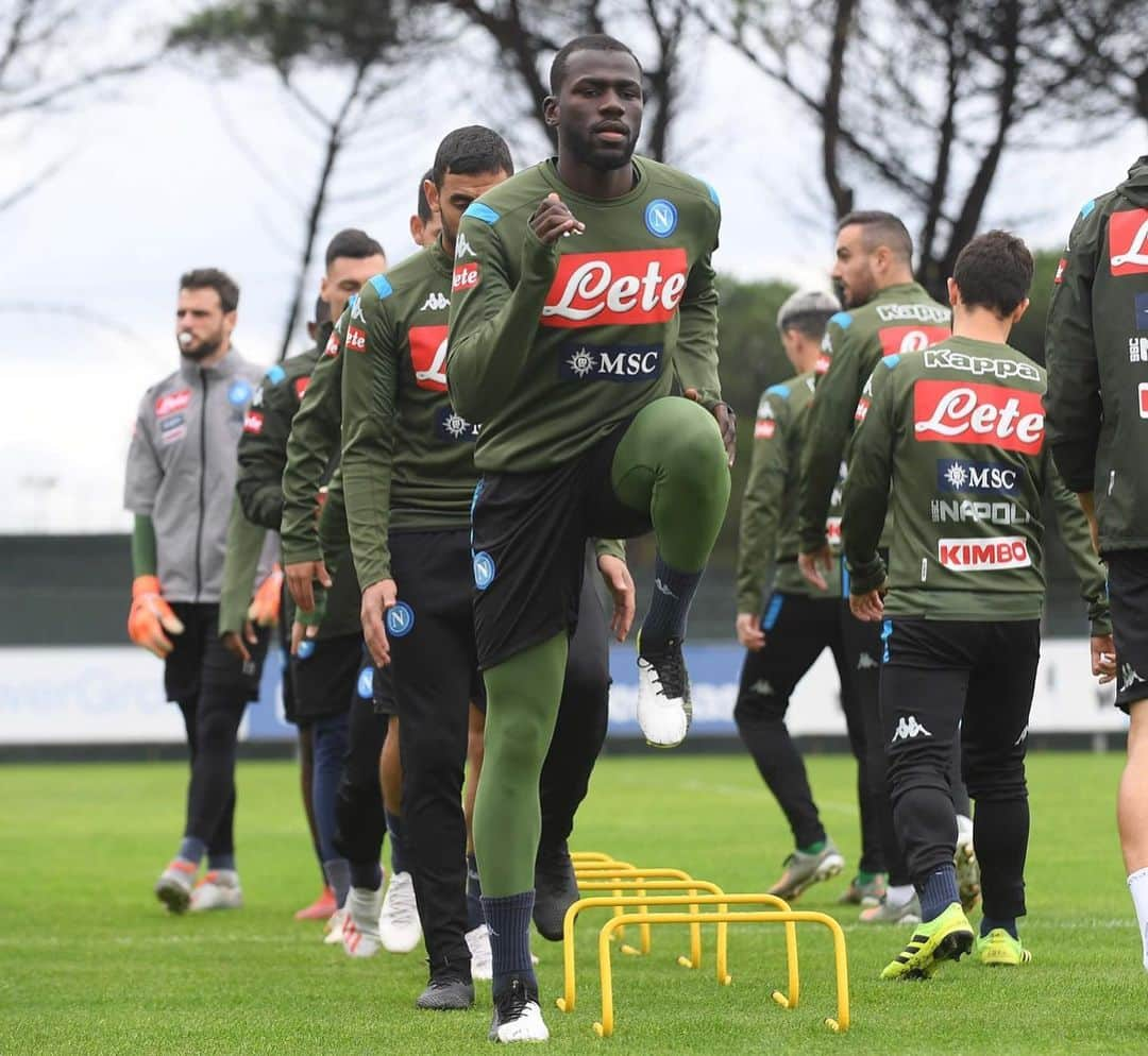 カリドゥ・クリバリさんのインスタグラム写真 - (カリドゥ・クリバリInstagram)「💪🏿 #KK #training ⚽️ #KK26 #CastelVolturno #NoToRacism #ForzaNapoliSempre」11月19日 21時43分 - kkoulibaly26