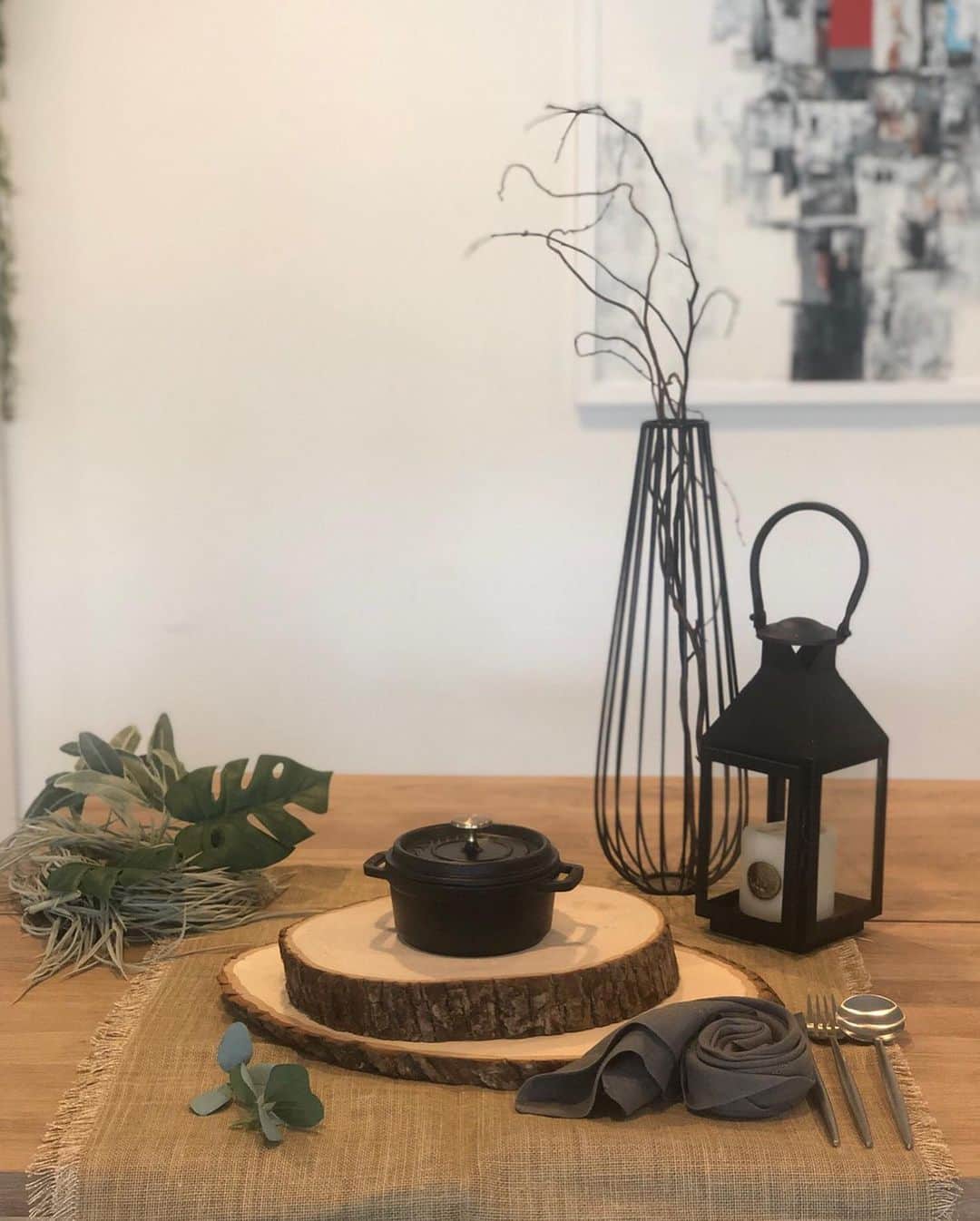 橋本麻里衣のインスタグラム：「Table Coordinate..☺︎ ＊ ＊ 先月から ずっとやってみたかったテーブルコーディネートを習いはじめました❤︎ ＊ もともとシンプル好きなのでテーブルの上をごちゃごちゃ飾るのは苦手だったのですが、先生に手直ししてもらうとぐんっと素敵になるのがまるで魔法のようでとても楽しいです→→ 写真1枚目:わたしのコーデ 写真2枚目:先生に直してもらったコーデ ＊ テーブルコーディネートを気にし始めてから素敵なカトラリーにも目がいくようになって、ただオーチャードを歩いているだけでも見える世界がすこし変わって。新しいことを始めるって、いくつになっても楽しいですね..☺︎♫ ＊ #tablecoordinate#singaporelife#sglocallife#lifeinsingapore#シンガポールライフ#シンガポール生活#シンガポール在住#シンガポール子育て#男の子のママ#生後10ヶ月#3歳10ヶ月#二児ママ#海外生活#インターナショナルスクール#ホームパーティー#テーブルコーディネート#やってみたかった習い事#始めました ☺︎」