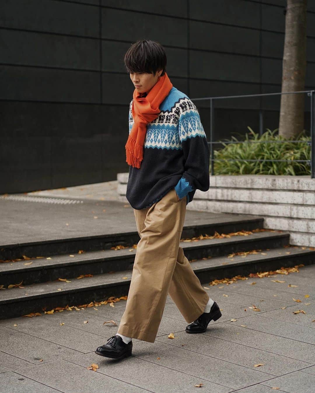 Ryoさんのインスタグラム写真 - (RyoInstagram)「ㅤㅤㅤㅤㅤㅤㅤㅤㅤㅤㅤㅤㅤ これは、大阪最終日のカラフルスタイル👖 オレンジにブルーが合うなと🤔  ㅤㅤㅤㅤㅤㅤㅤㅤㅤㅤㅤㅤㅤ Knit:#cristaseya pants:#studionicholson shoes:#leyuccas muffler:#universalproducts」11月19日 21時54分 - ryo__takashima