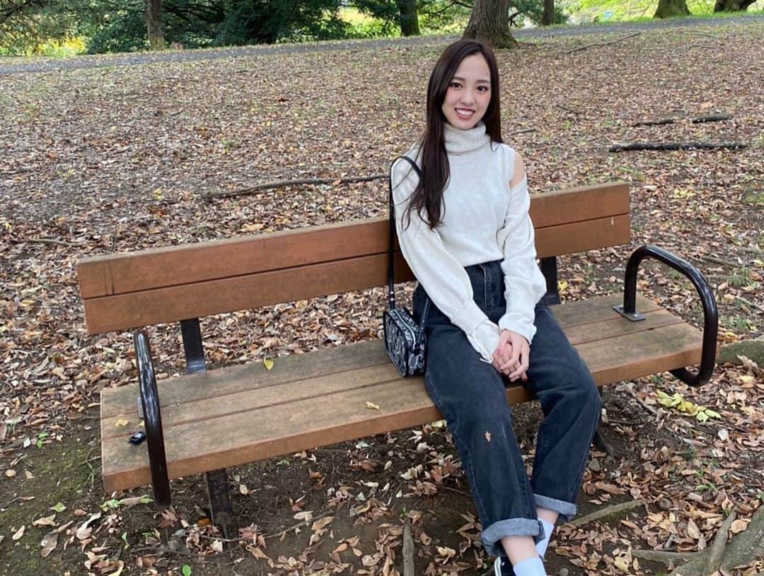 飯窪春菜のインスタグラム：「🍂🍁🍂 ・ ・ お友達とお出かけしました☺️ すっかり秋模様！ ・ お友達がiPhone 11 Proに替えたばかりらしく、写真をお互いに撮ってたんだけど…私もお友達もずっとiPhone7だったから難しくて、まだまだきれいに撮る技術が追いつかなかったです🤣💨 ・ でもせっかく撮ってくれたので、載せますね☺️🤘🏻 ・ ・ ・ #おでかけ  #国営昭和記念公園  #昭和記念公園  #紅葉  #落ち葉  #イチョウ  #はるなの毎日  #飯窪ってる」
