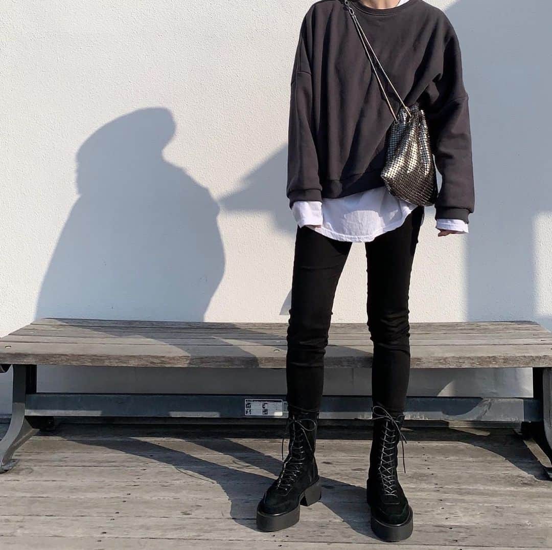 Mie Kawanoのインスタグラム：「スウェットって楽だなぁ𓂃𓂂 sweat・longT @canaljean  pants　@acnestudios  bag @bigotre_official  boots @untishold_official  ________________________________________ #coordinate #code #mamacode #canaljean #bigotre #untishold #コーデ#コーディネート#ママコーデ#instagood #instafashion #roomインフルエンサー  #楽天roomに載せてます」