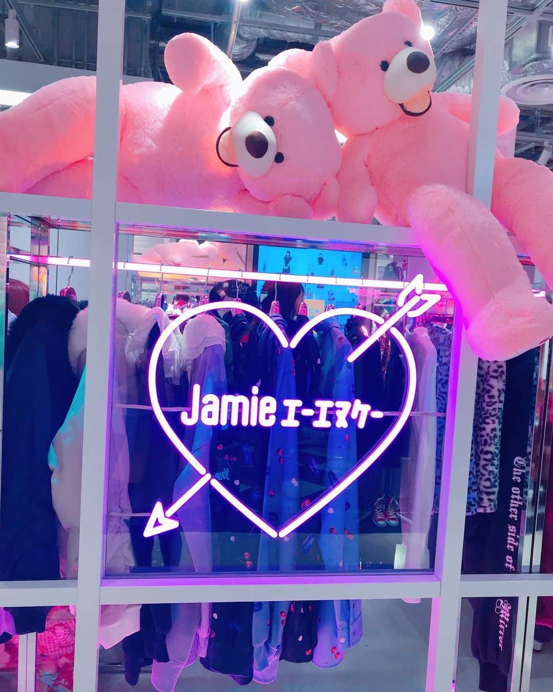 DJ MIYAさんのインスタグラム写真 - (DJ MIYAInstagram)「きゃっほ❤️先ほど、11月22日openの渋谷パルコにいたよーんっ⭐︎その5階にopenするお洋服の 『Jamieエーエヌケー渋谷PARCO店』オープニングレセプションパーティにお招きいただきましたぁ☆彡  @jamieank  すご～～い！楽しい世界観で好きですぅぅ～～。ふわふわのジャケットも着用しましたー！❤️これ19000円というのもびっくり‼️こんな高級感あるし、あったかいのにー！！！ . @jamieank_shibuyaparco  めっちゃ、かわいかった💗❤️ . .  しかも、クレーンゲームで たまごっち採れましたーああああ笑笑(o^^o)❤️ 超嬉しい😃❤️ . クレーンゲームもpinkでかわゆっ🎀 あと、店員さんみんな可愛いよーん❤️💗❤️楽しかったー！ありがとうございますーぅ😊😊💗 .  11月22日(金)からオープンする渋谷PARCO５階Jamieエーエヌケー ぜひ行ってみてね☆彡 . . 「Jamieエーエヌケーで検索してね!」 . . .  #PR #Jamieエーエヌケー　#ユニセックス #party #渋谷parco #fashion #渋谷パルコ　#ジェイミーエーエヌケー #病みかわいい #闇かわいい #レセプションパーティー　#今日のファッション　#渋谷　 #旅インスタグラマー　#旅好き女子　#旅大好き　#ファッションブロガー #ファッションコーデ　#旅ブロガー　#ブロガー　#ファッショニスタ #今日のメイク　#今日のコーデ　#ファッション好き #旅女子 #5f_next_tokyo」11月19日 22時06分 - dj_miya