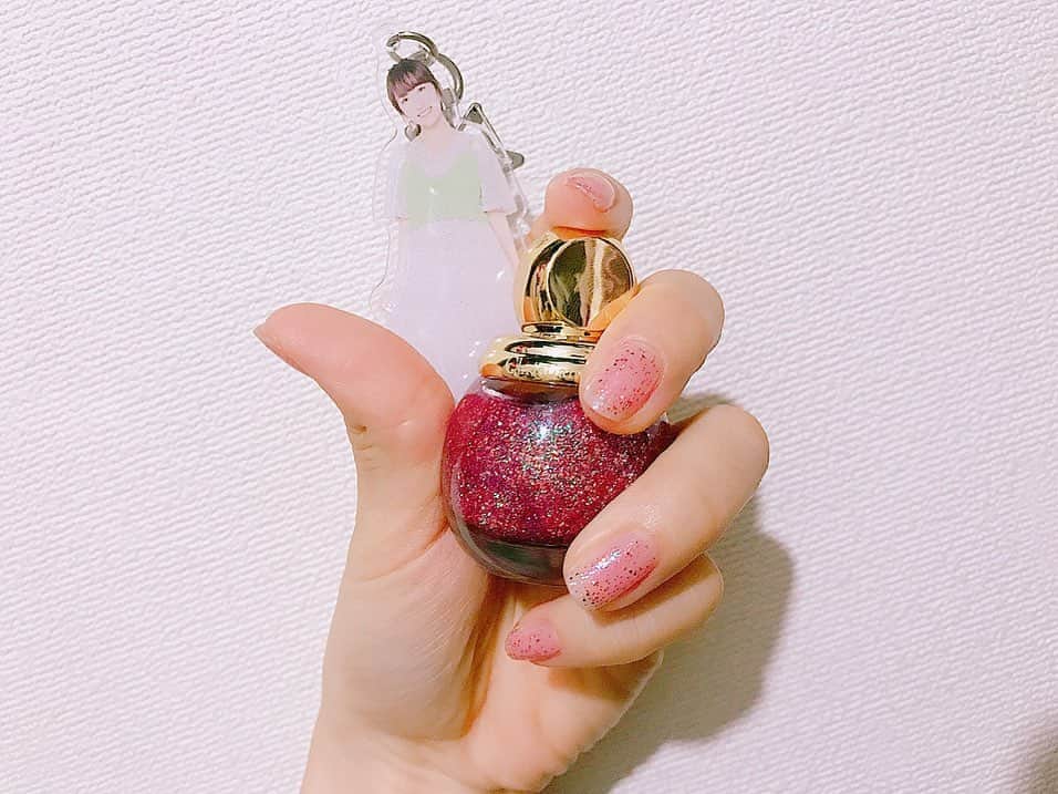 ぱいぱいでか美のインスタグラム：「いろいろあってネイルオフしたので Diorのネイル買ったし香水も買った❤︎ ꙳ #dior #nail #happy2020 #missdior #bloomingbouquet #Diorお嬢セット #山木梨沙 さん #影響力 @risa_yamaki.official  #try1422 #アロハなんつって ꙳ 明日の撮影に向けてカントリーカラーの4色ネイルはちょっと派手なので 山木さんがInstagramに載せてらっしゃったDiorのネイル購入しました❤︎ すぐ真似したくなる。 ラメの大きさが小さすぎずしかし主張があって 今するのにちょうど良い感じ✌︎ ラメトップコートなのでベースに色入れるともっと華やかになるけど 撮影のこともあるのでparadoのネイルファンデーションの上に一度塗りです。 あとは山木さんが愛用中と噂の香水もDiorのものなのでついでに購入！ Diorお嬢セットで買うの流行りそう。笑 というわけで推し事やったところで お仕事もがんばるぞー！ アロハなんつって。」