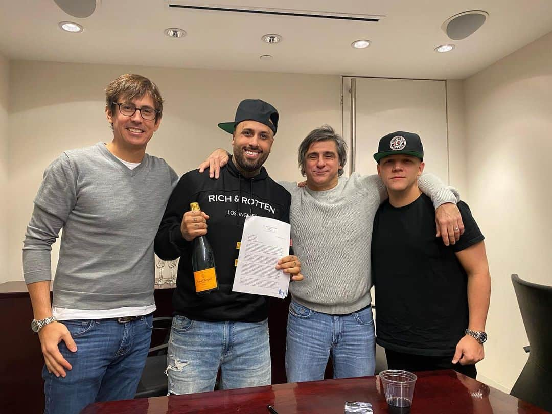 NICKY JAMさんのインスタグラム写真 - (NICKY JAMInstagram)「Acabo de firmar unos de los mejores negocios de mi vida .  Gracias a Dios y  a ustedes los fans que lo hicieron posible.  Gracias  a @sonymusiclatin  Por creer en mi.  A mi manager  @juanmedinaind  Por llevarme al camino del éxito gracias a ti no tengo que trabajar para mantener un estilo de vida si no por la pasión . A celebrarrrrrrr」11月19日 21時58分 - nickyjam