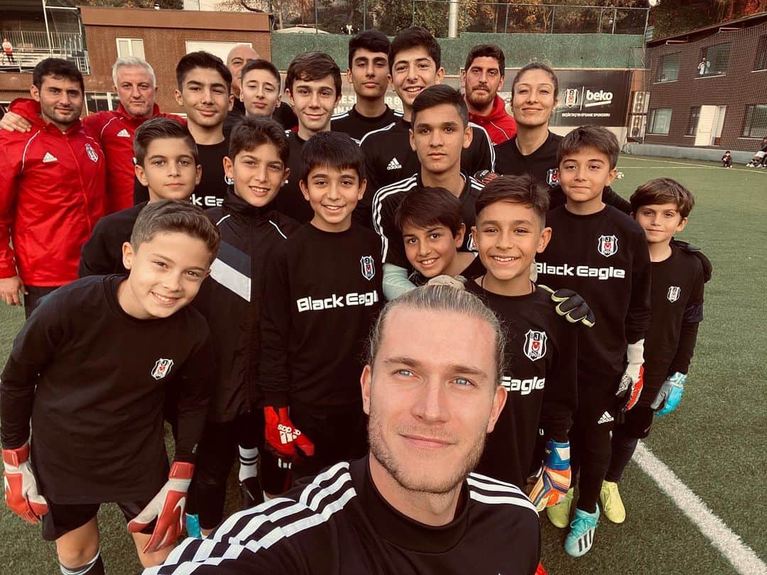 ロリス・カリウスのインスタグラム：「It was great to come to Fulya and meet all the academy keepers + the woman keeper. I had a lot of fun training and talking with you 🙌🏻 I hope to see one of you with the 1st team one day🧤👊🏻 #LK1 #Goalkeeperunion」