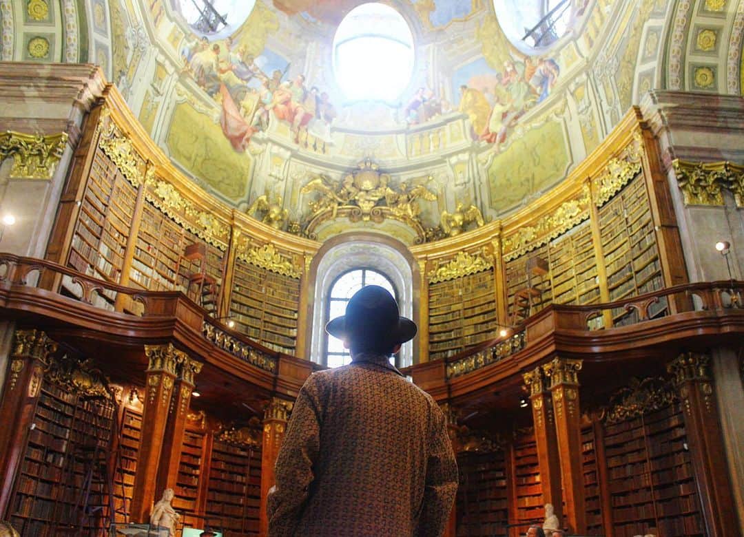 のインスタグラム：「世界一美しい図書館📚﻿ ﻿ ﻿ まるで「美女と野獣」の世界…🦁❤️👸﻿ ﻿ ﻿ ﻿ ﻿ ﻿ ﻿ ﻿ ﻿ #austria #vienna  #travelling #beautiful #travel #trip #journey #travelgram #love #happy #prunksaal #fashion  #instagood #art #amazing #photooftheday  #library #traveler #gorgeous #instatravel #travellover  #オーストリア  #ウィーン  #海外 #海外旅行 #旅  #旅行  #海外生活 #オーストリア国立図書館 #美女と野獣」